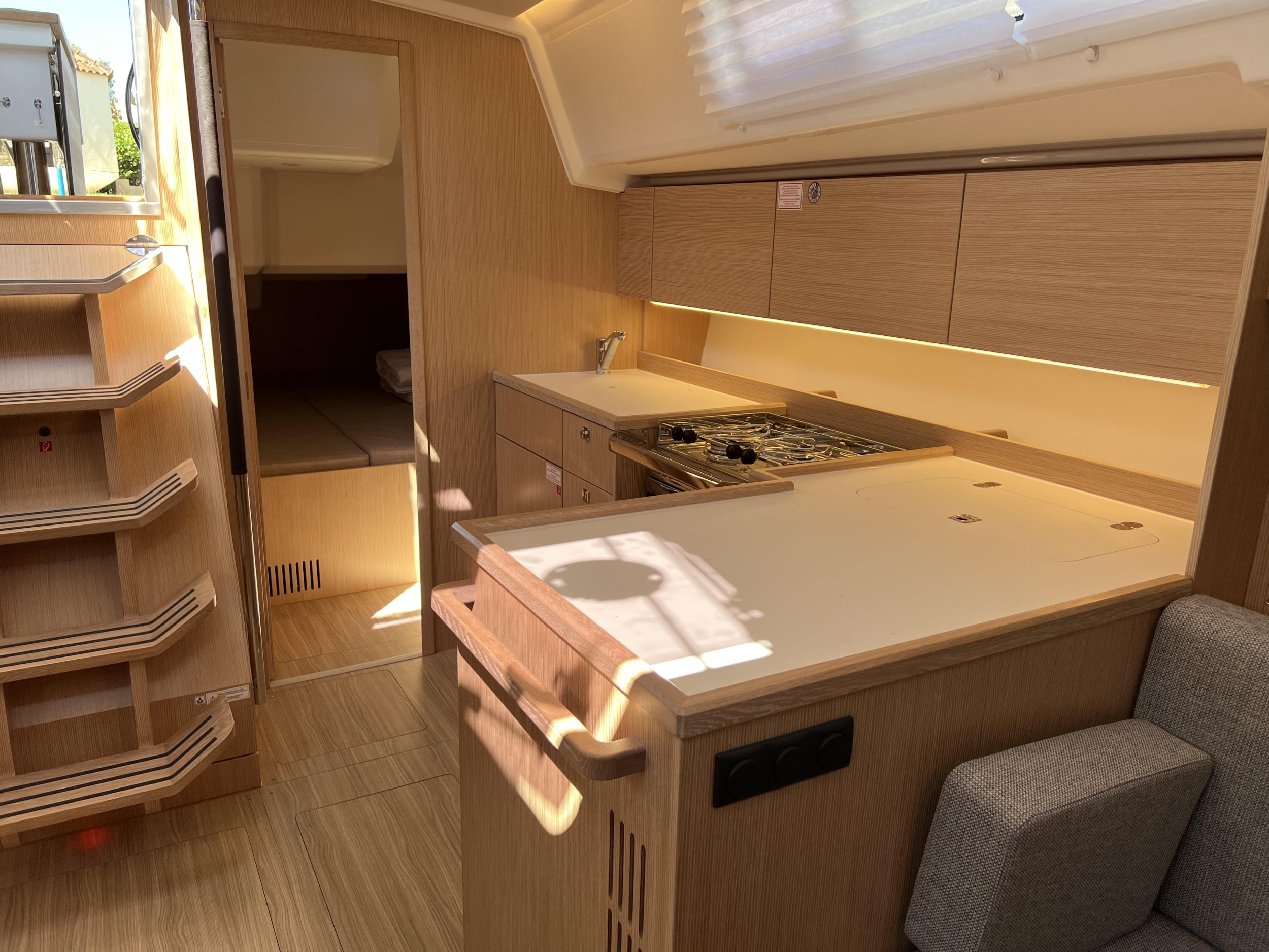 Bavaria C42 Style — photo 15