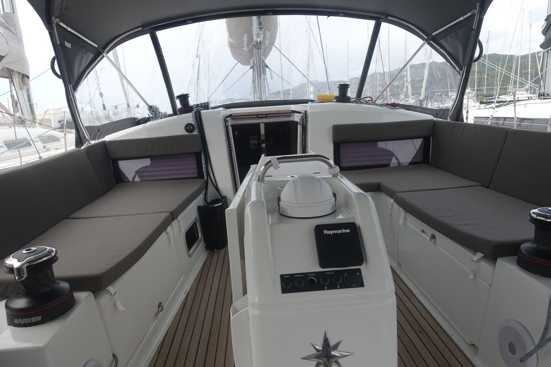 Sun Odyssey 440 — photo 6