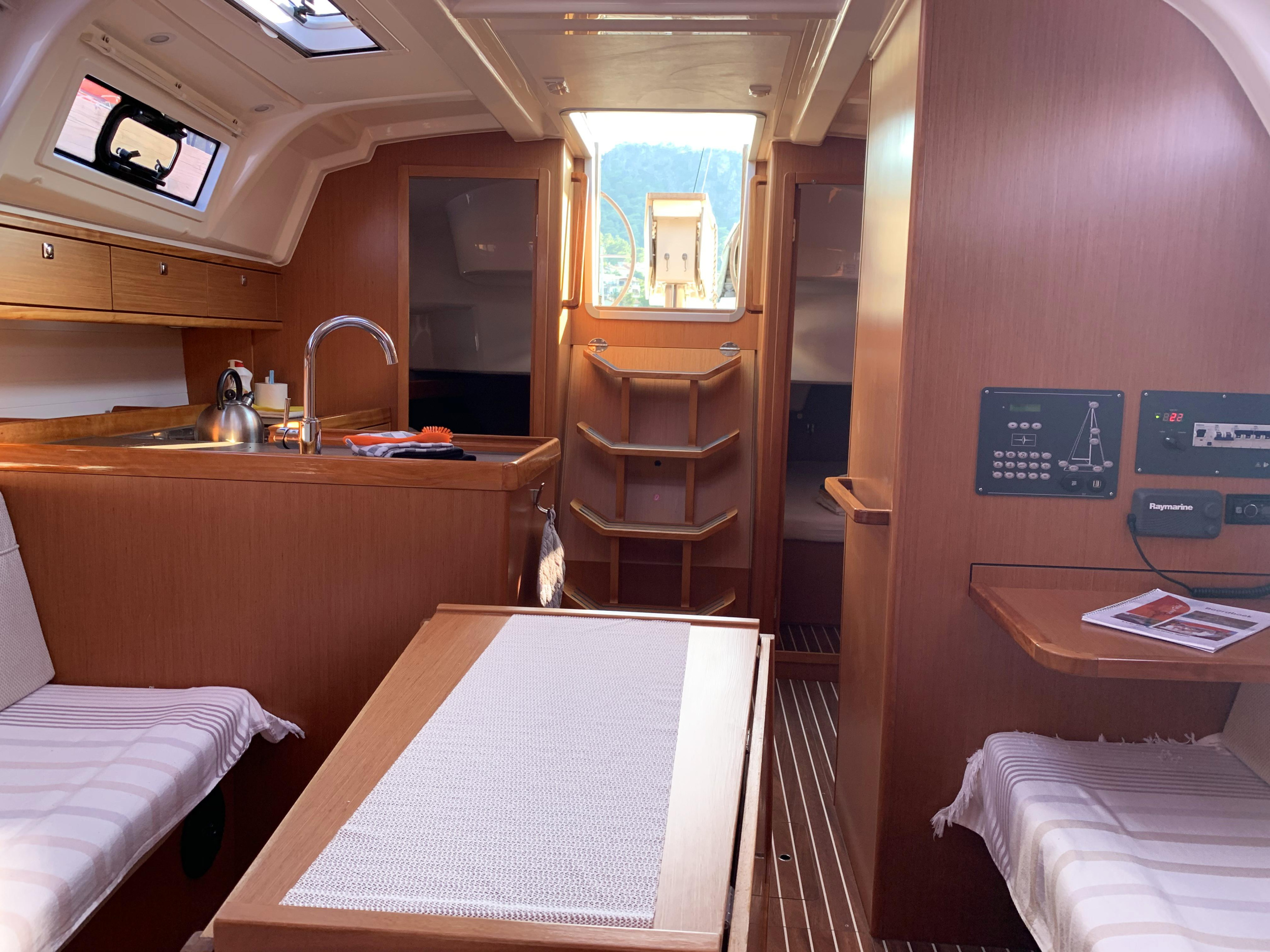 Bavaria 37 — photo 4