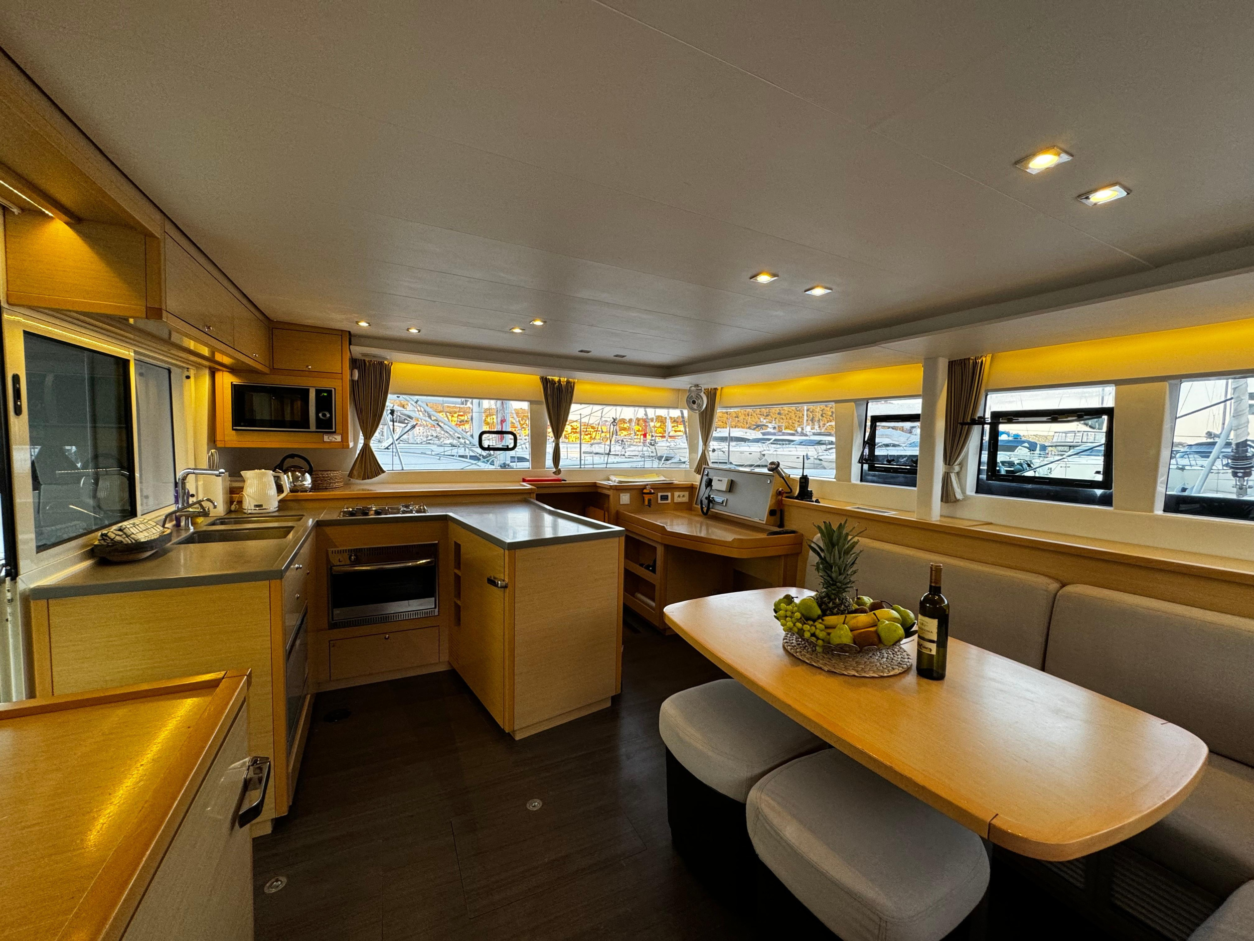 Lagoon 450 Fly — photo 12