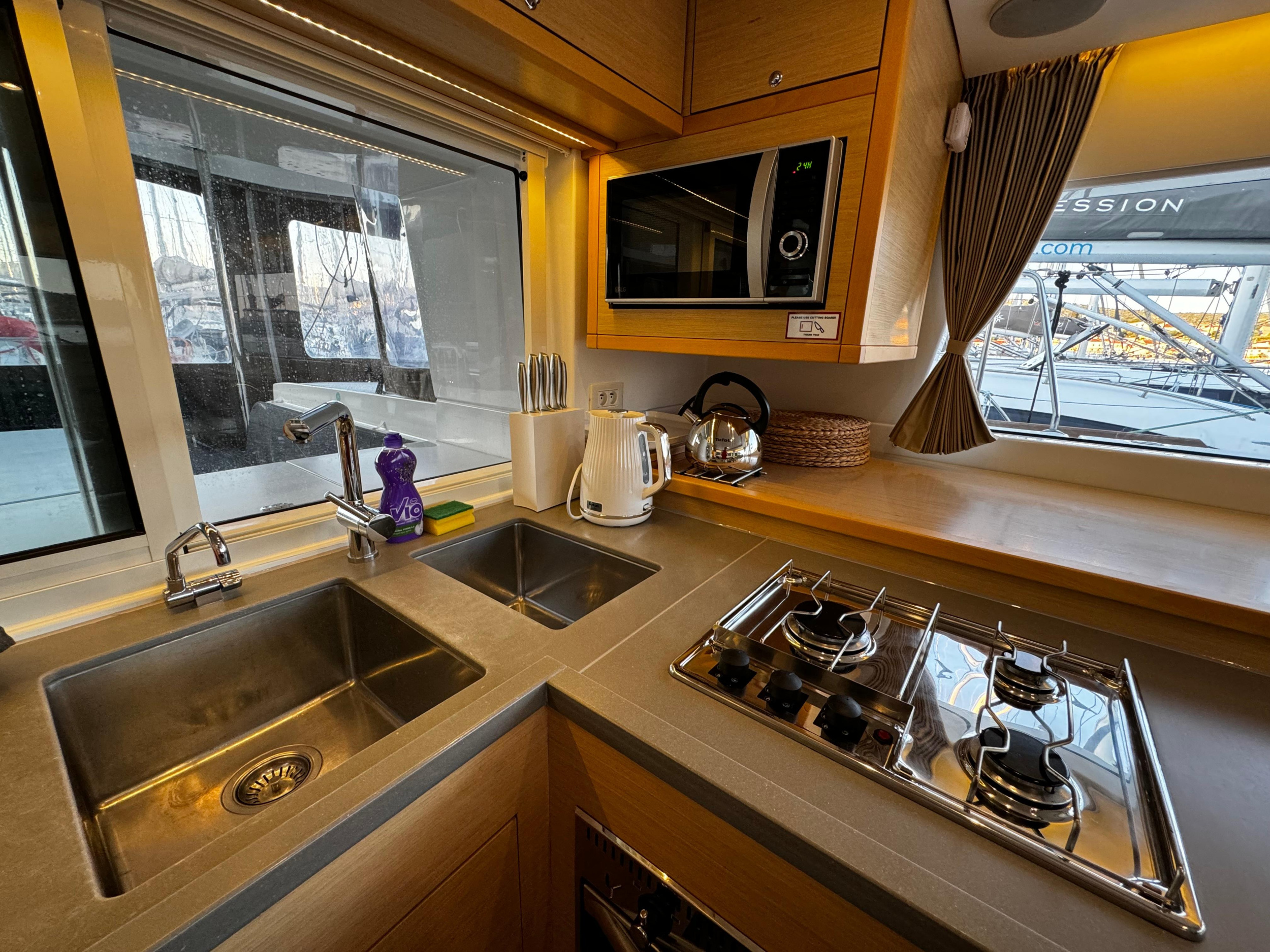 Lagoon 450 Fly — photo 5