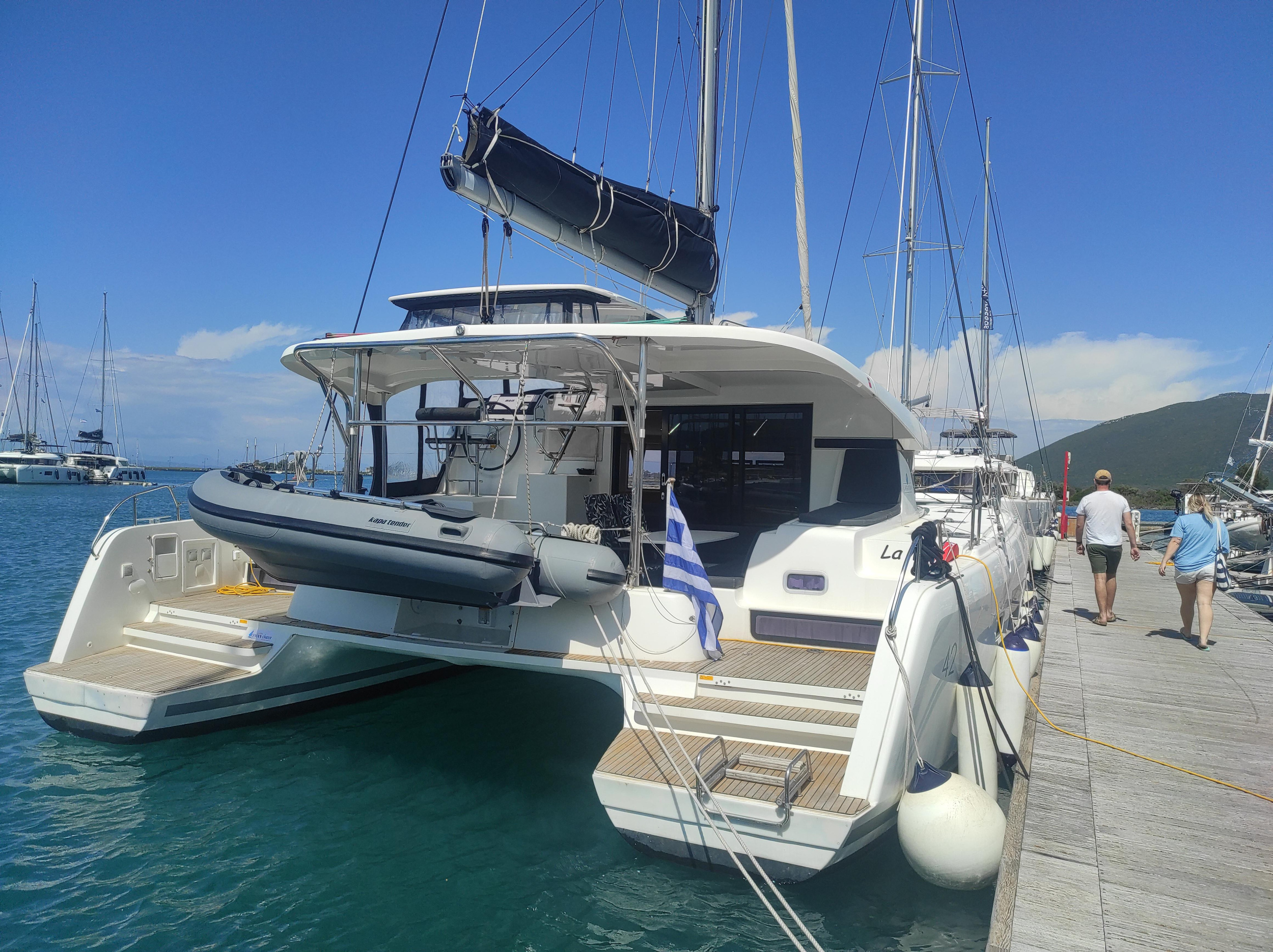 Lagoon 42 — photo 1