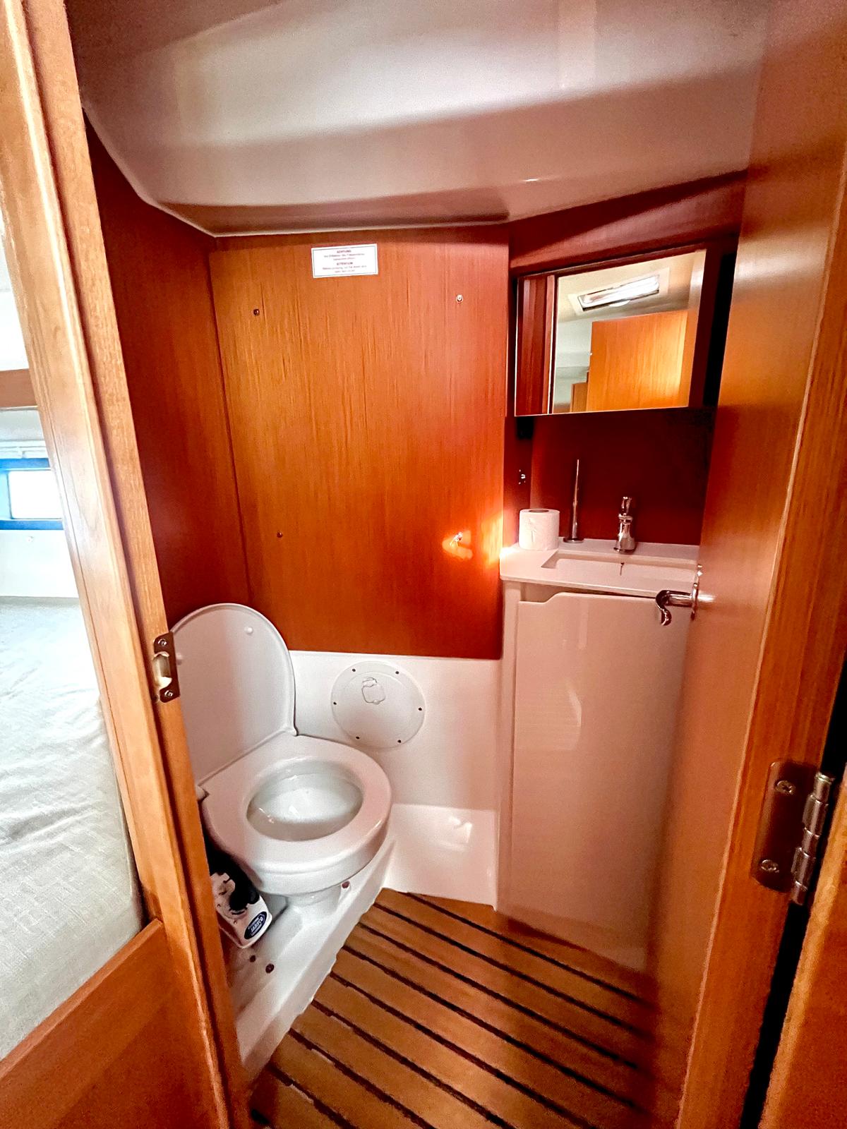 Bavaria C 38 — photo 7
