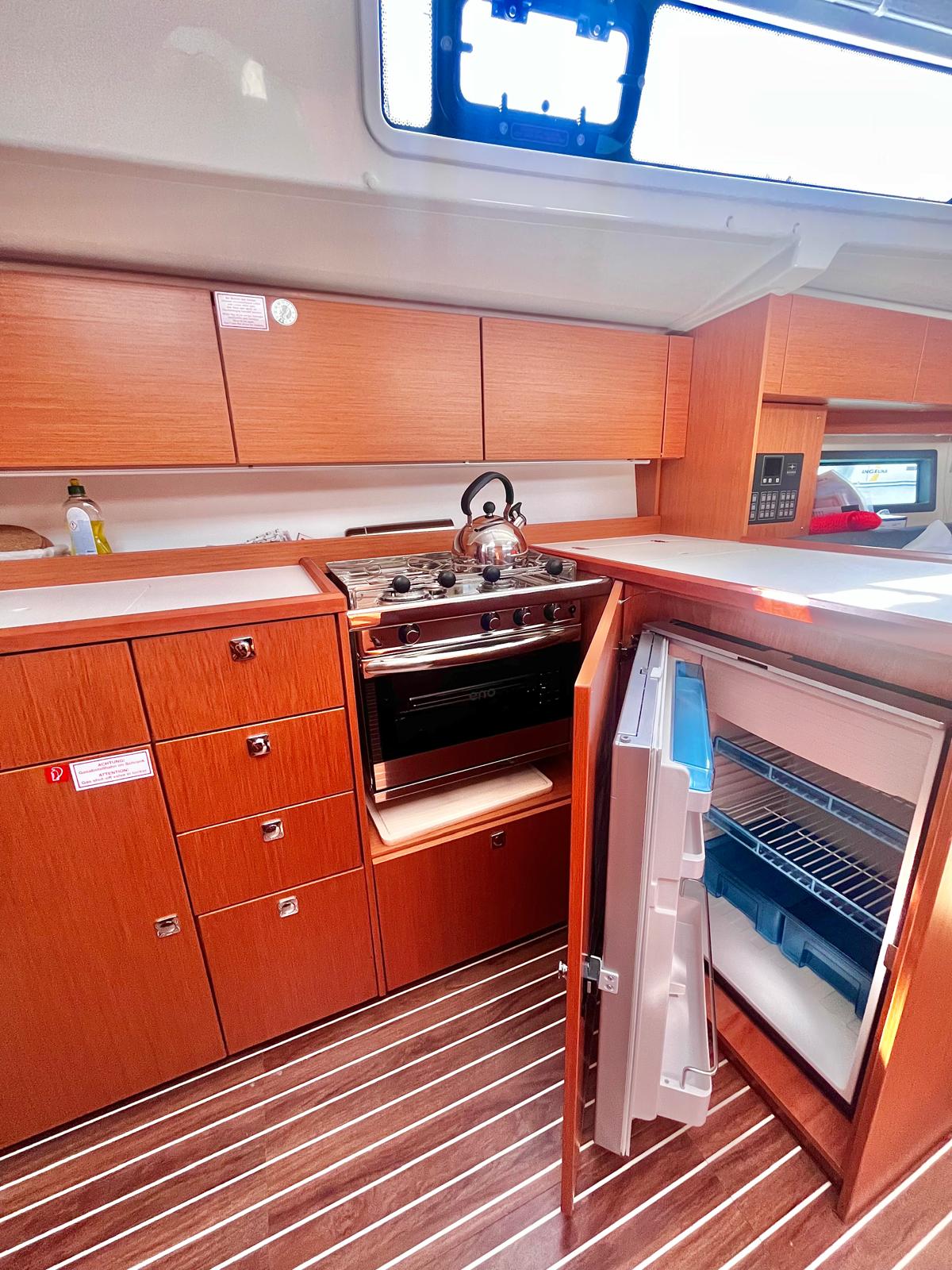 Bavaria C 38 — photo 15