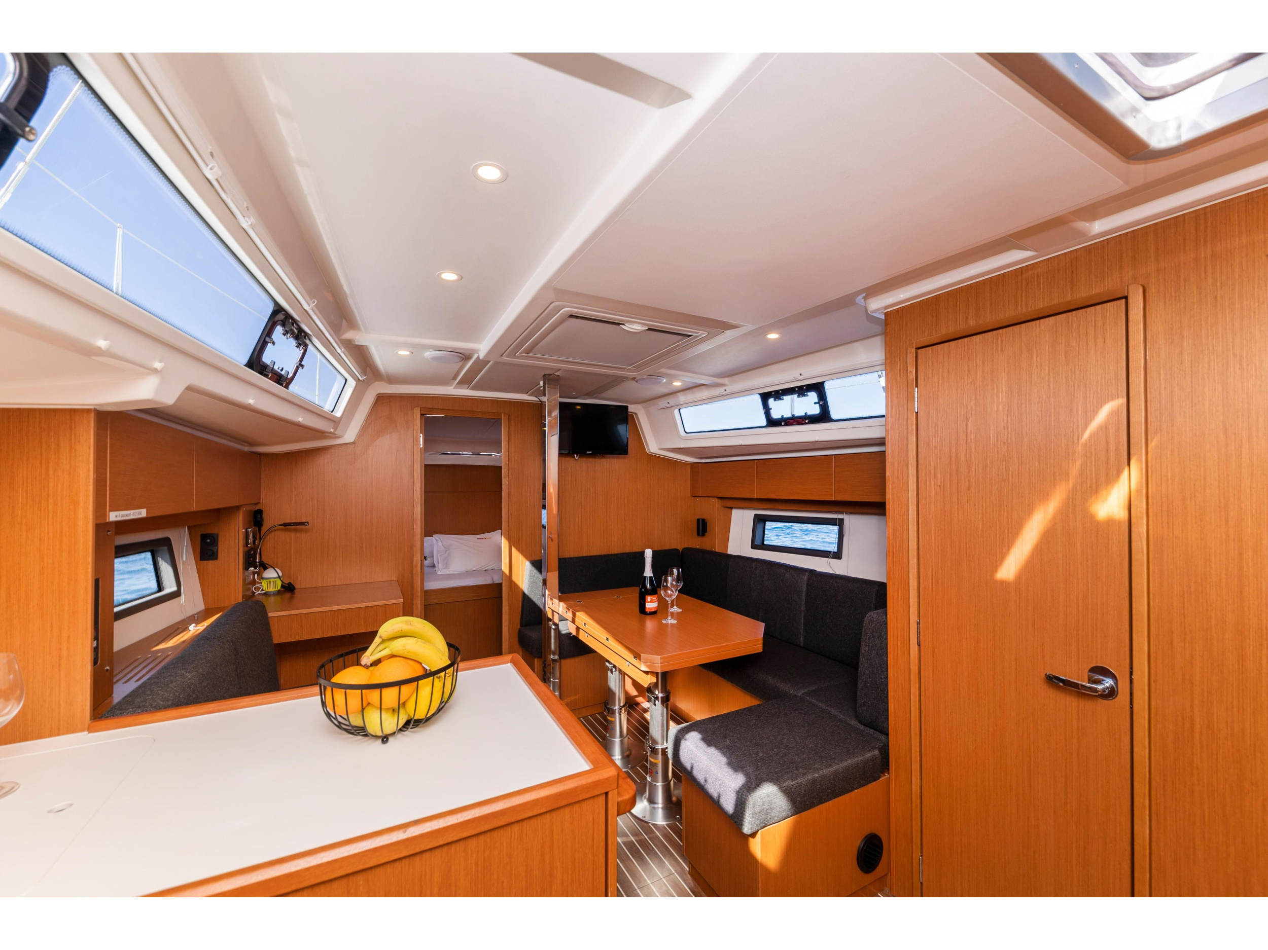 Bavaria C38 — photo 12