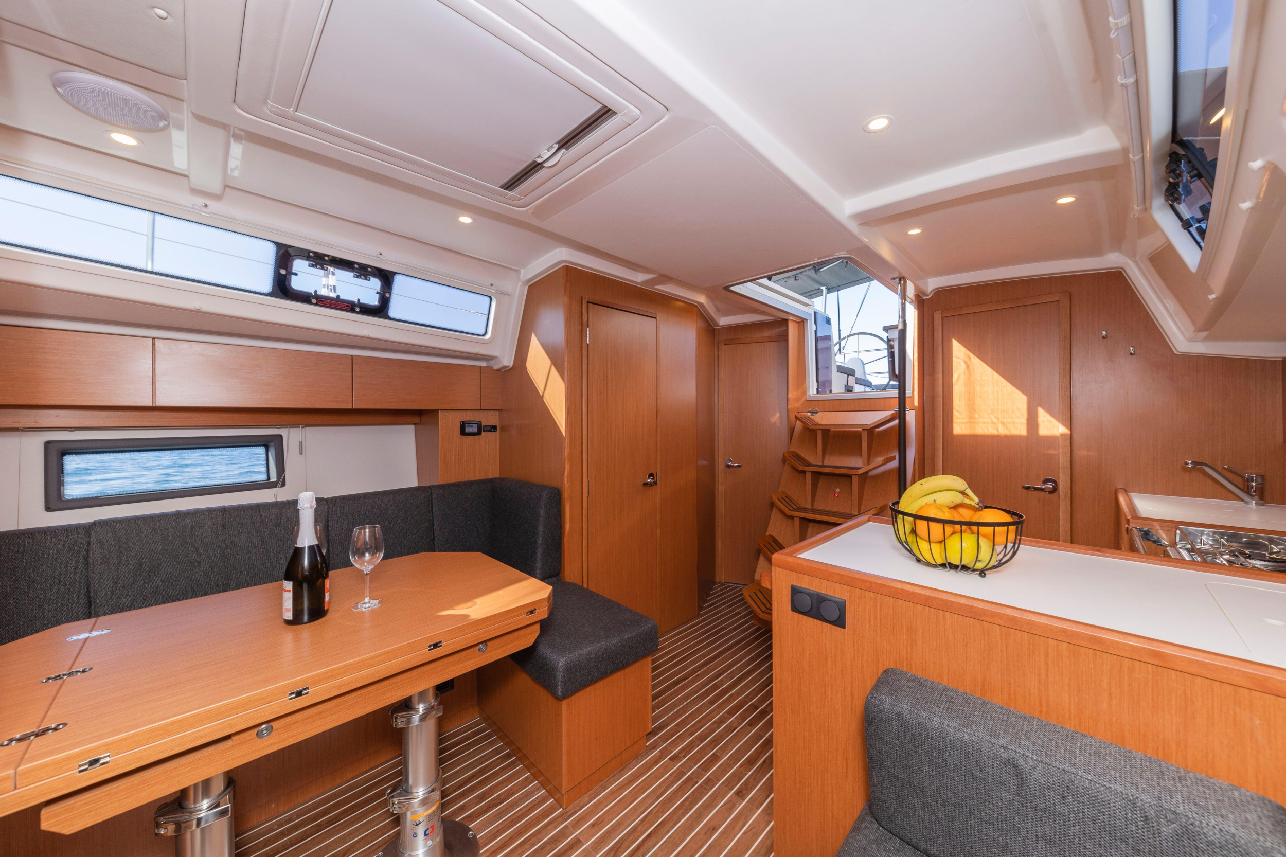 Bavaria C38 — photo 11