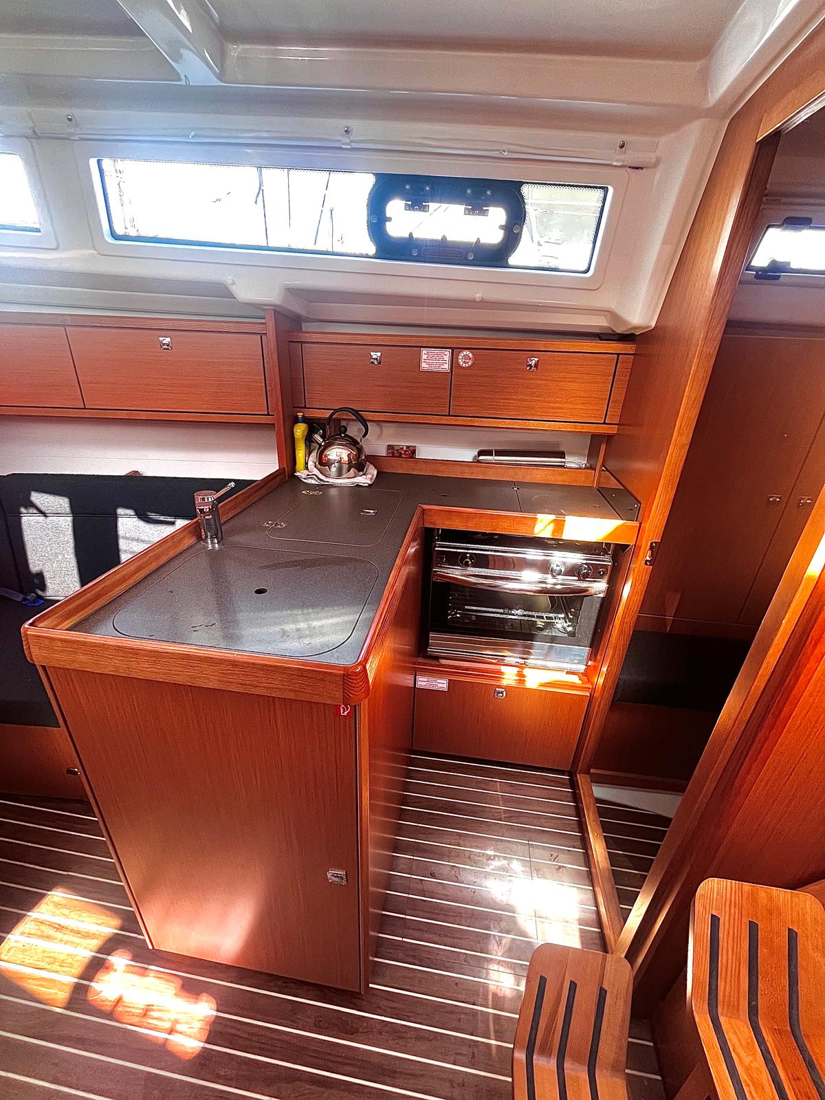 Bavaria Cruiser 34 — photo 12