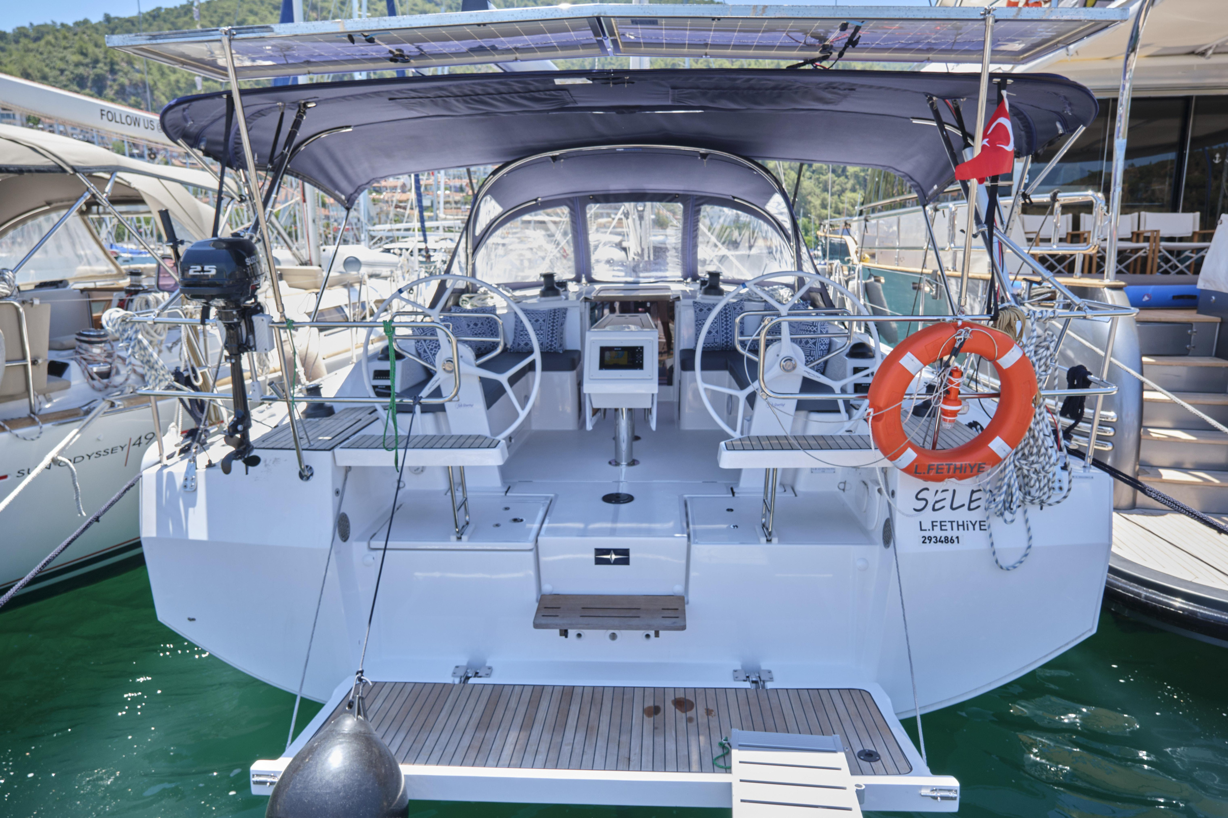 Bavaria C42 — photo 22