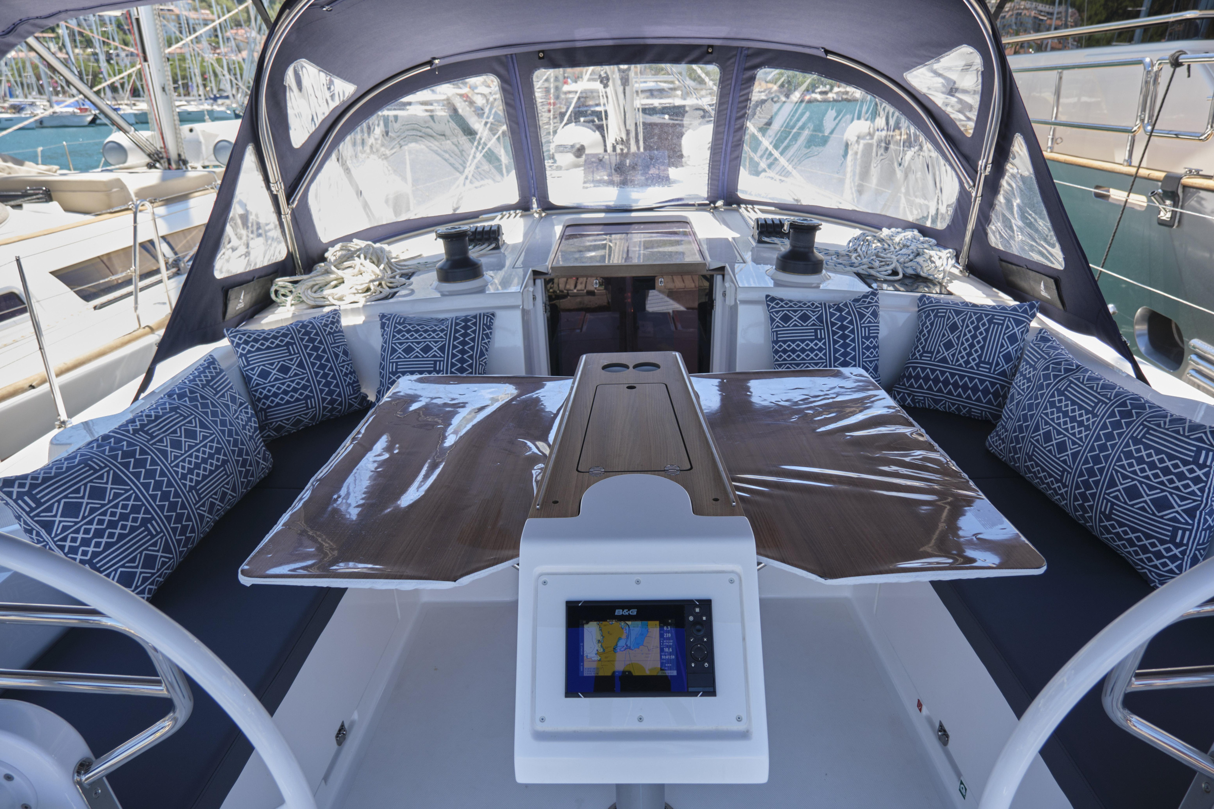 Bavaria C42 — photo 13