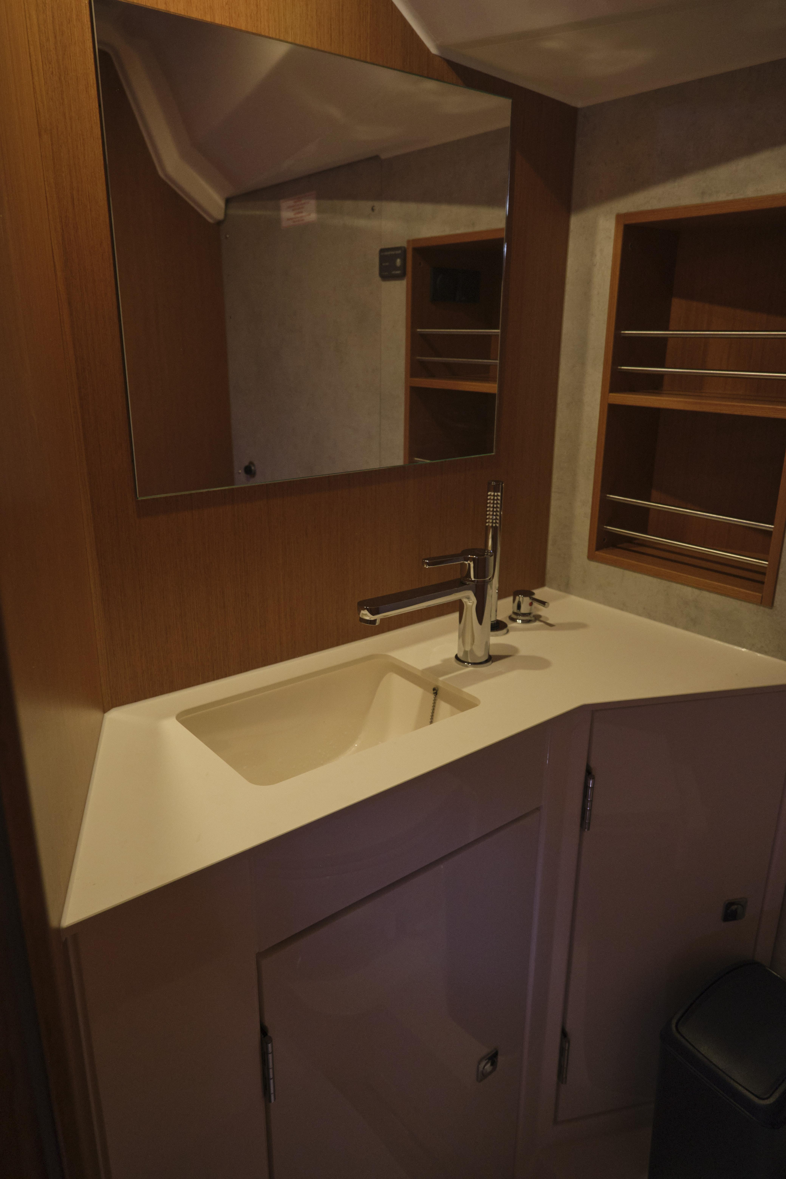 Bavaria C42 — photo 6