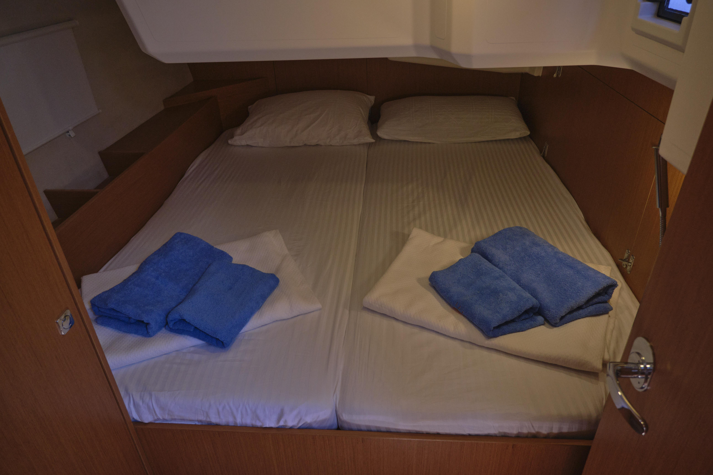 Bavaria C42 — photo 16