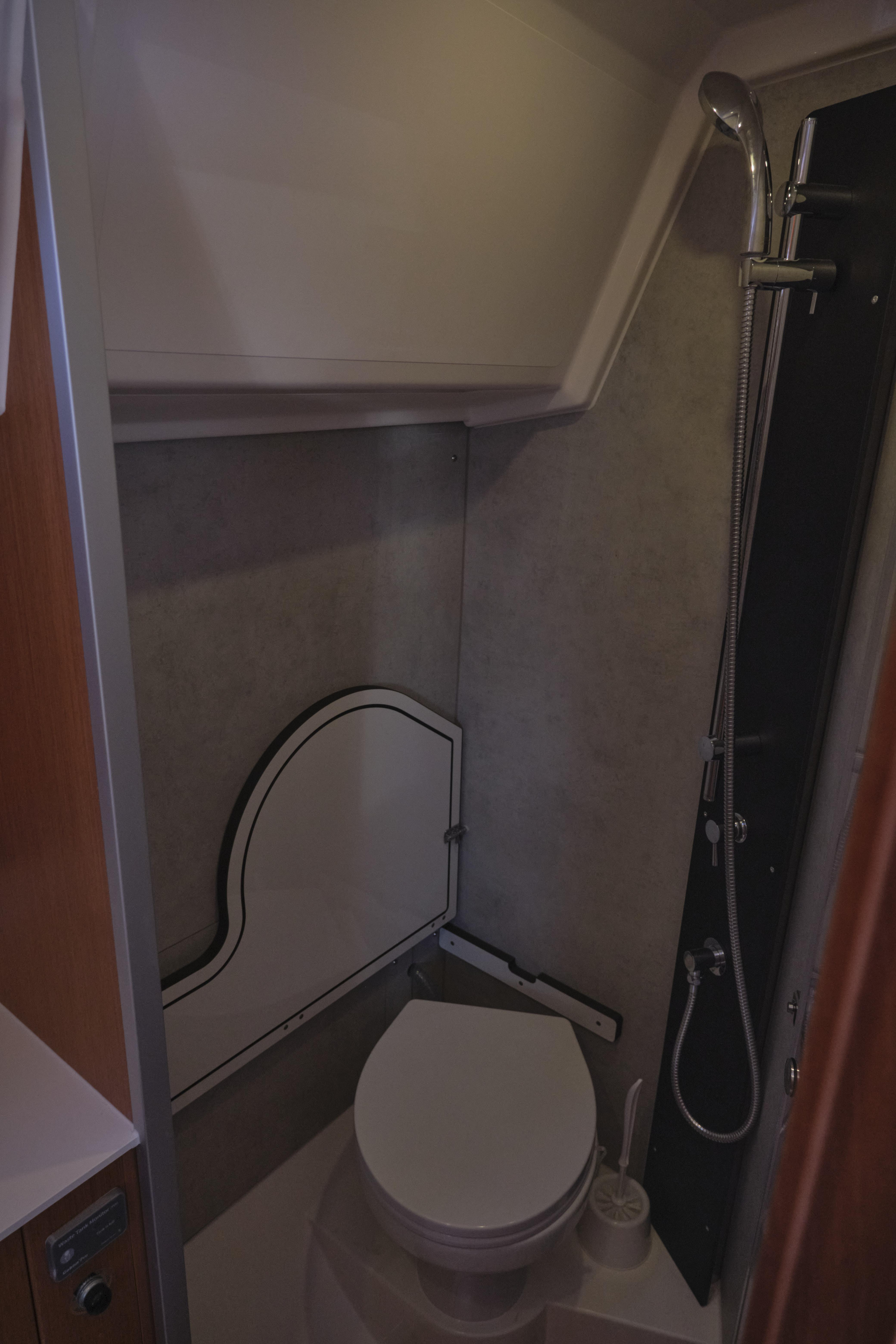 Bavaria C42 — photo 4