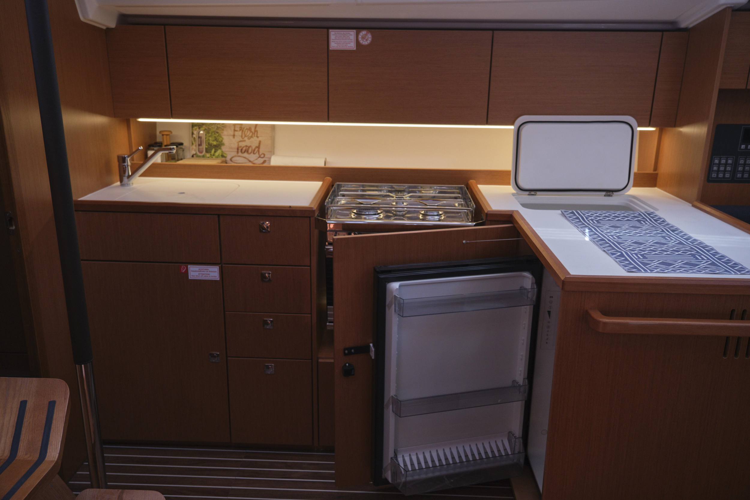 Bavaria C42 — photo 7