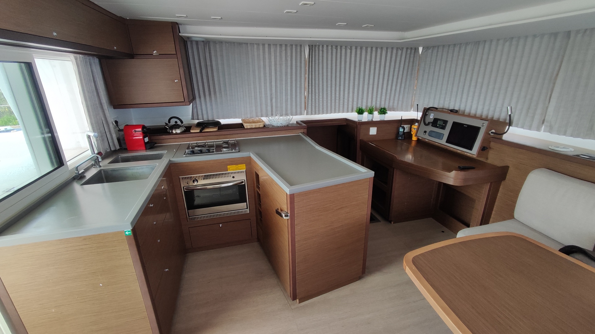 Lagoon 450 Flybridge — photo 24