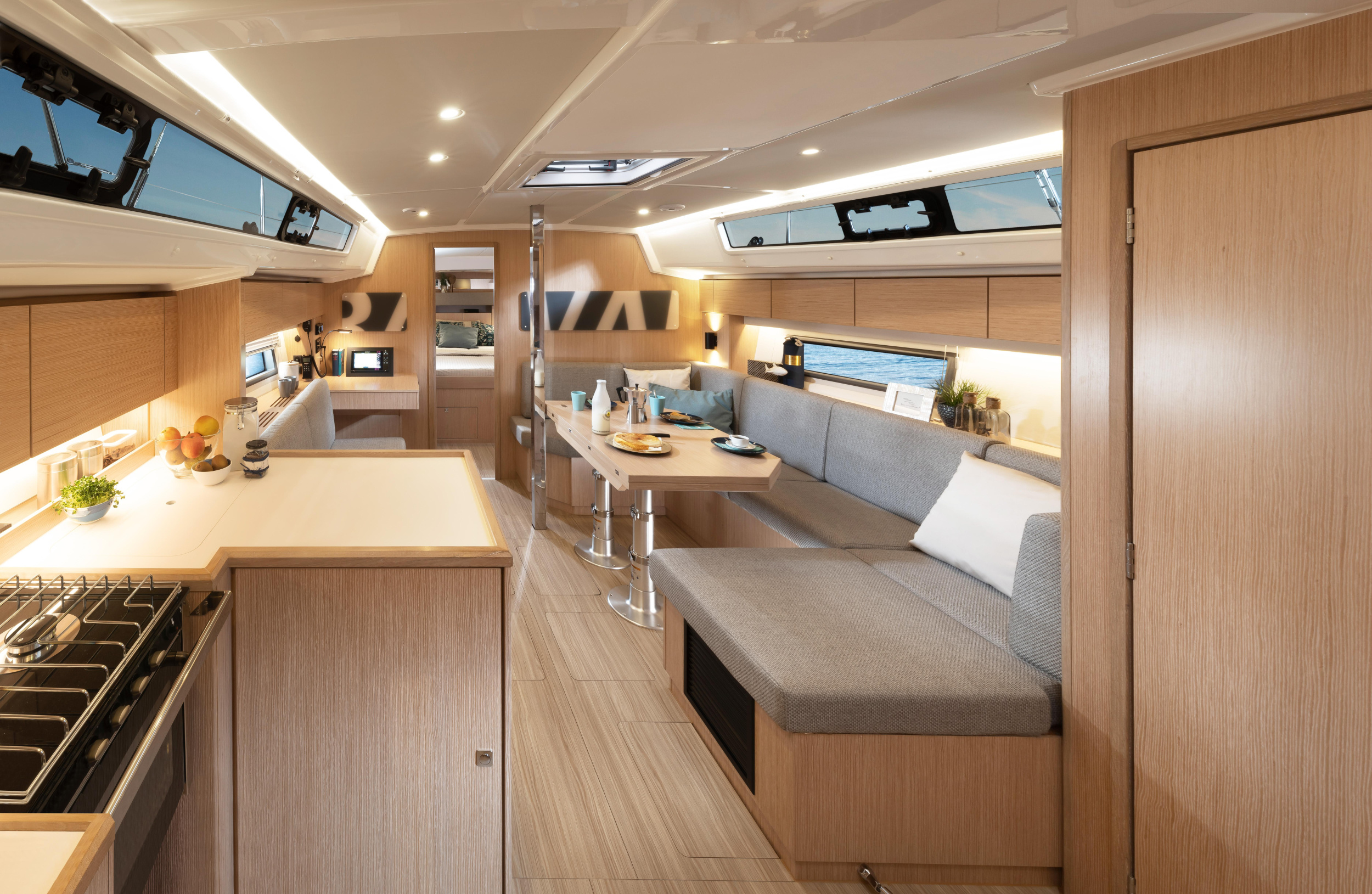 Bavaria C42 — photo 14