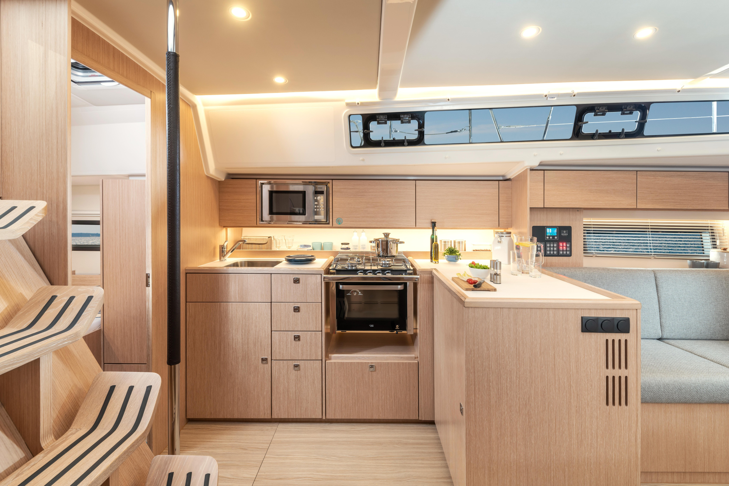Bavaria C42 — photo 16