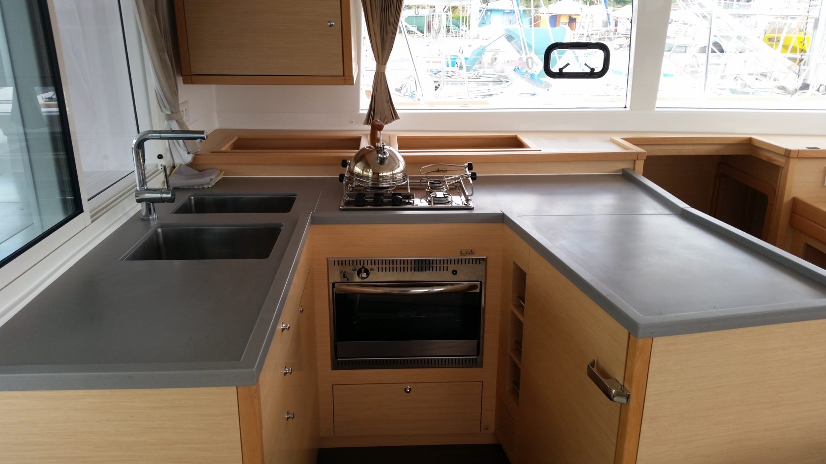 Lagoon 450 SporTop — photo 9