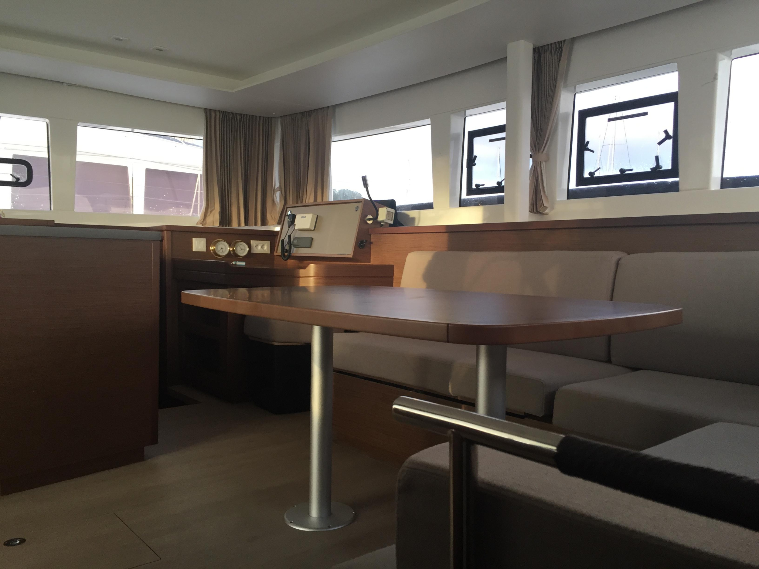 Lagoon 450 SporTop — photo 17