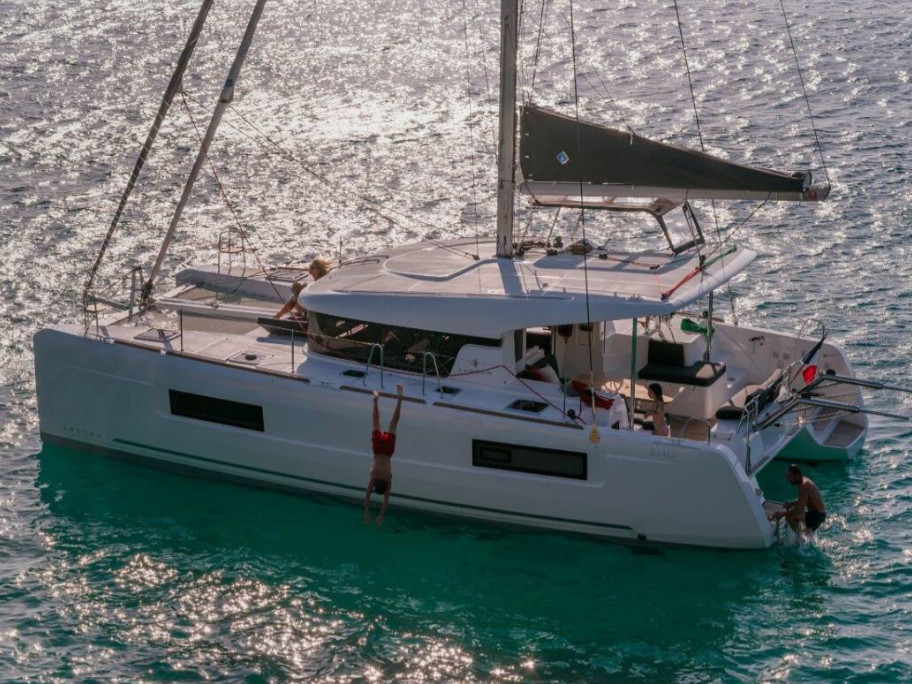 Lagoon 40 — photo 1