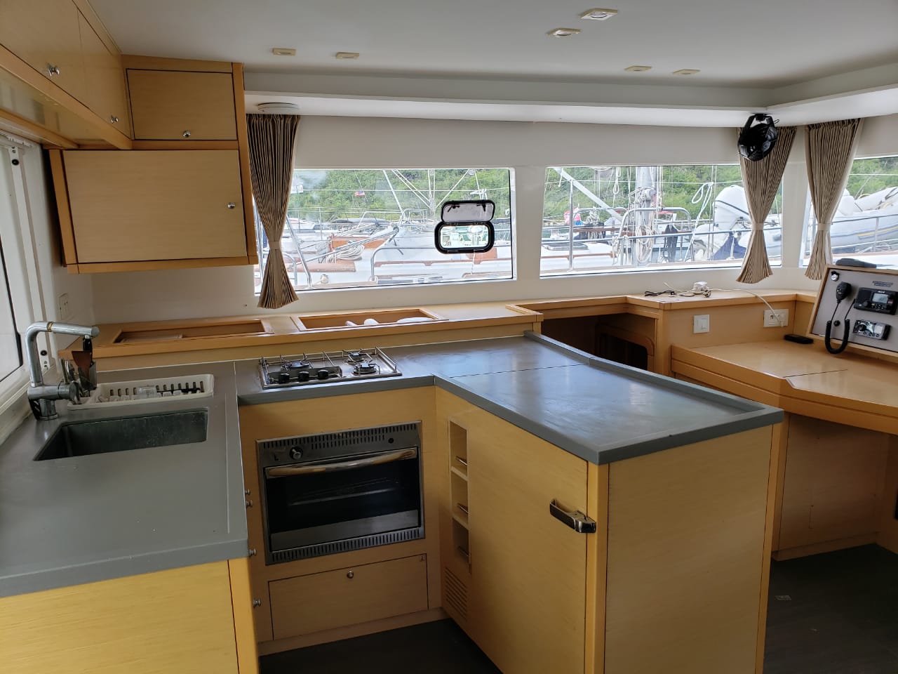 Lagoon 450 SporTop — photo 18