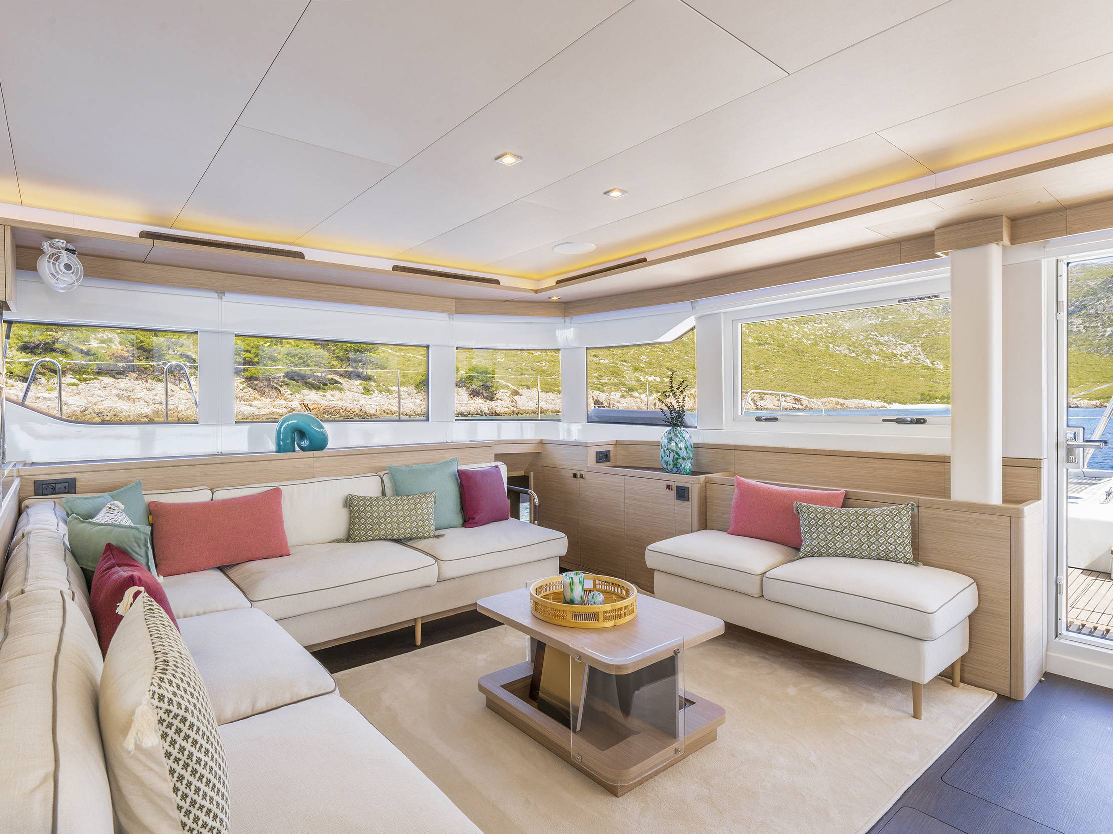Lagoon 60 — photo 2