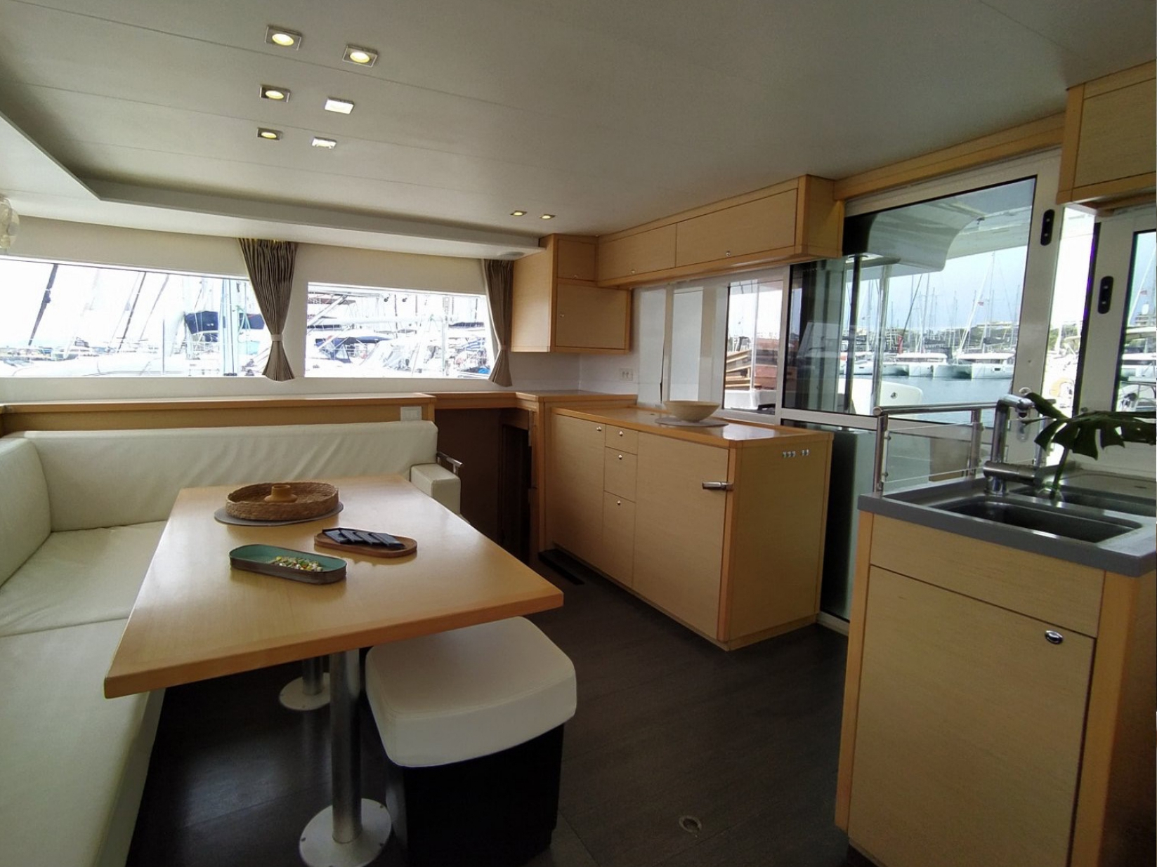 Lagoon 450 F — photo 11
