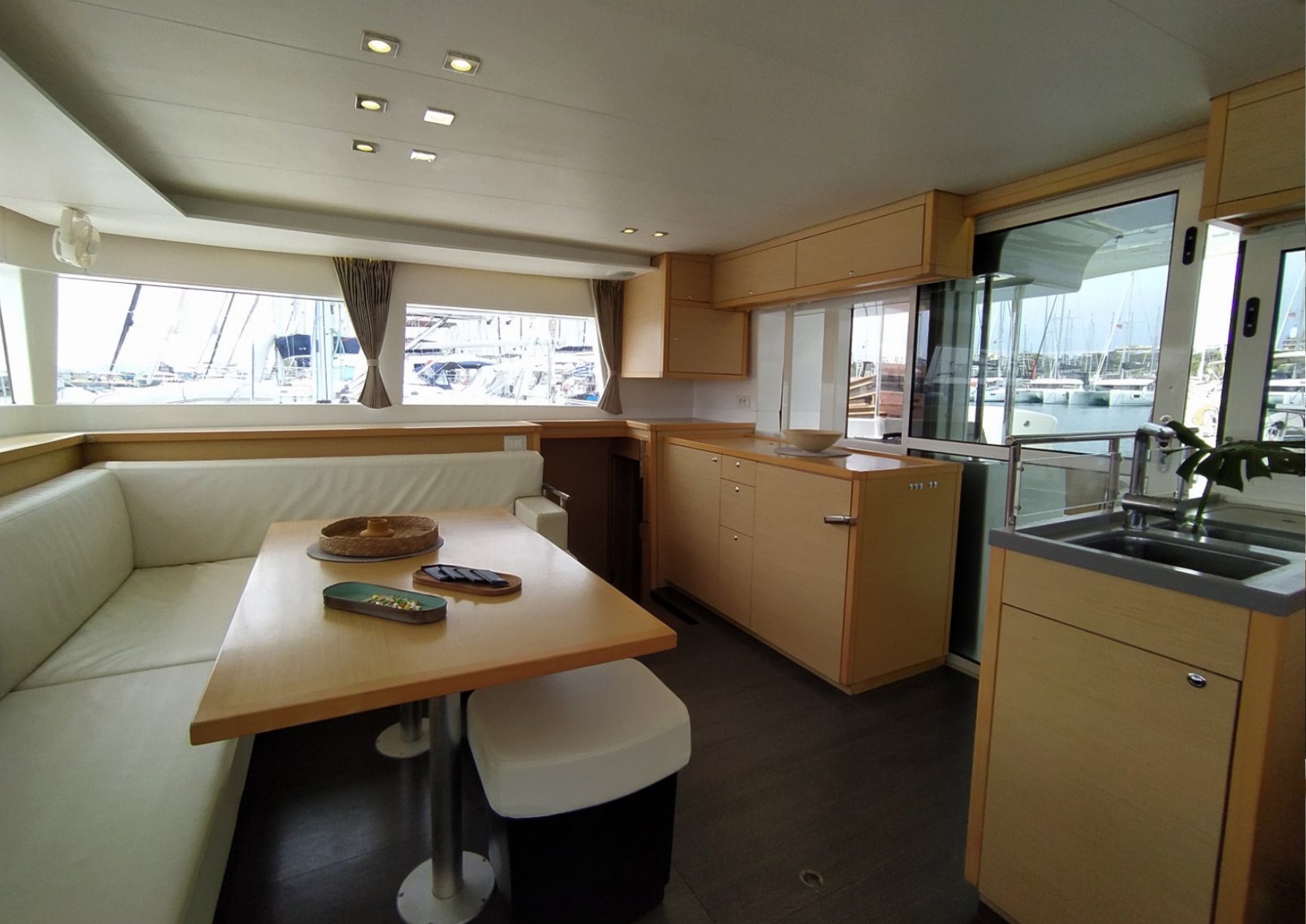 Lagoon 450 F — photo 7