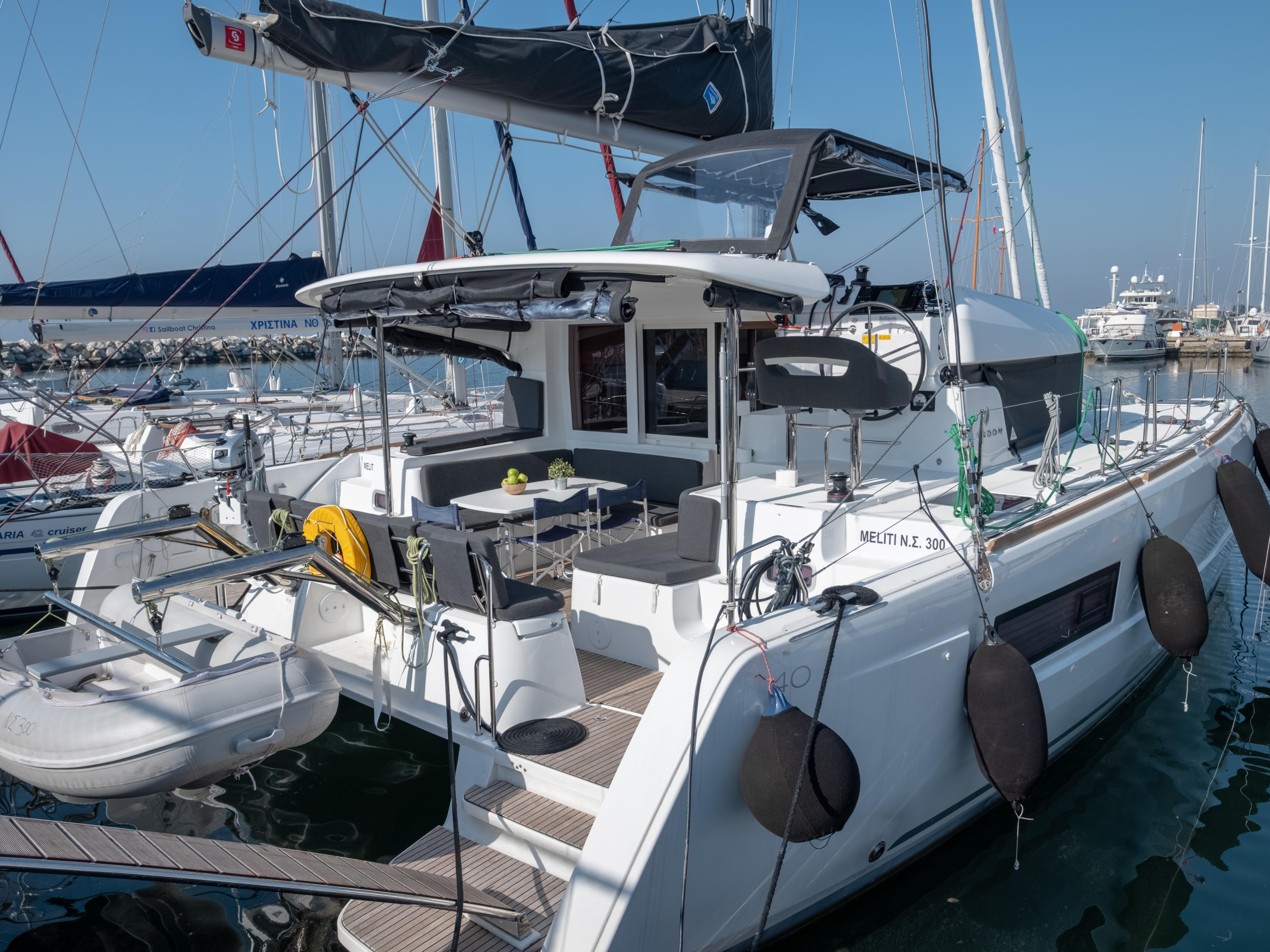 Lagoon 40 — photo 1