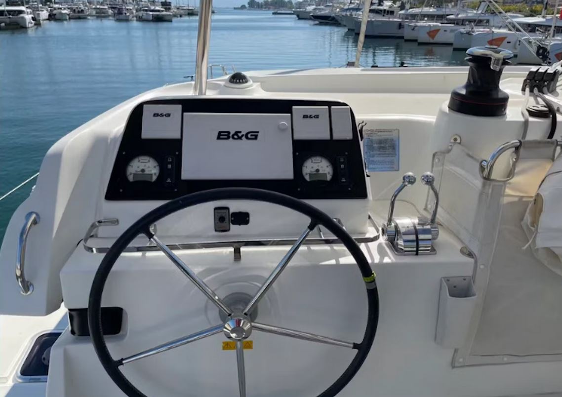Lagoon 42 — photo 3