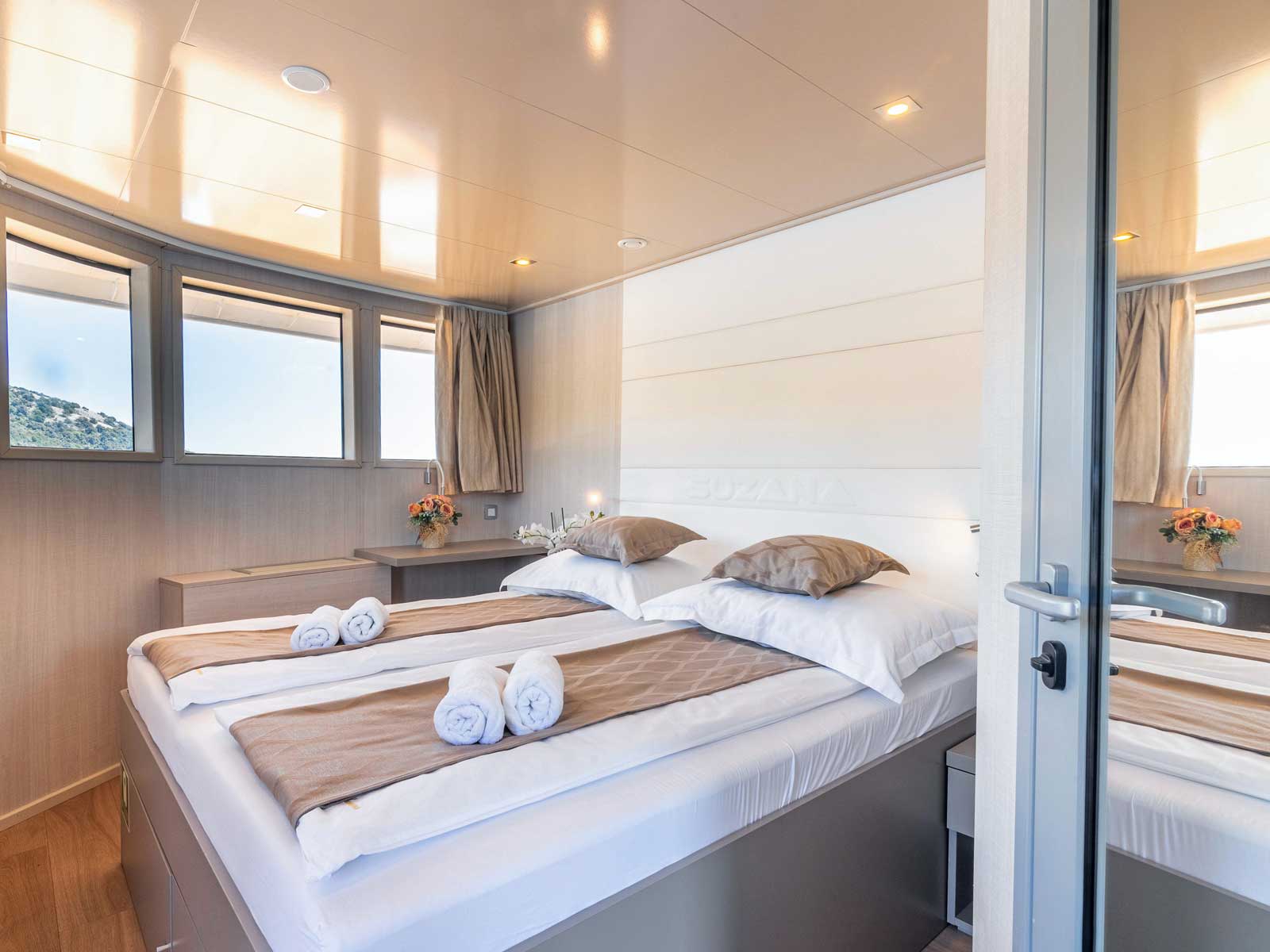 Luxury Motor Yacht — photo 40