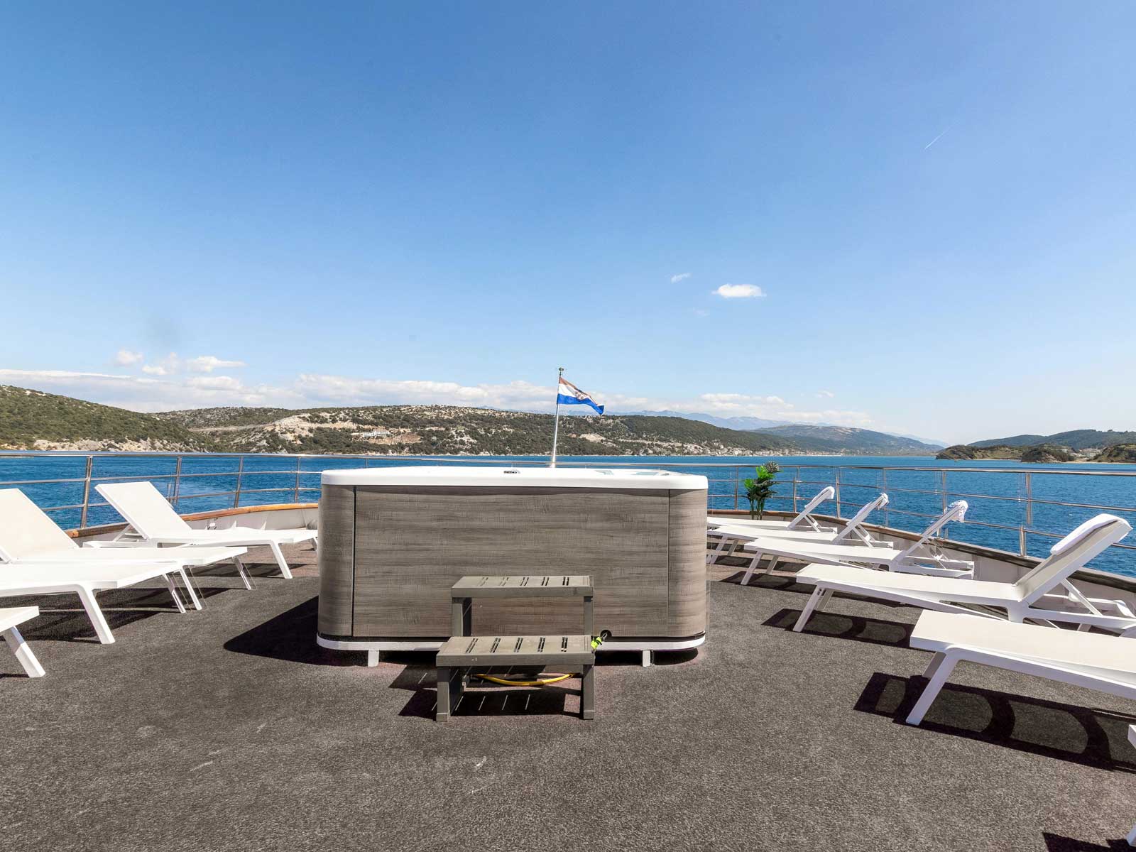 Luxury Motor Yacht — photo 16