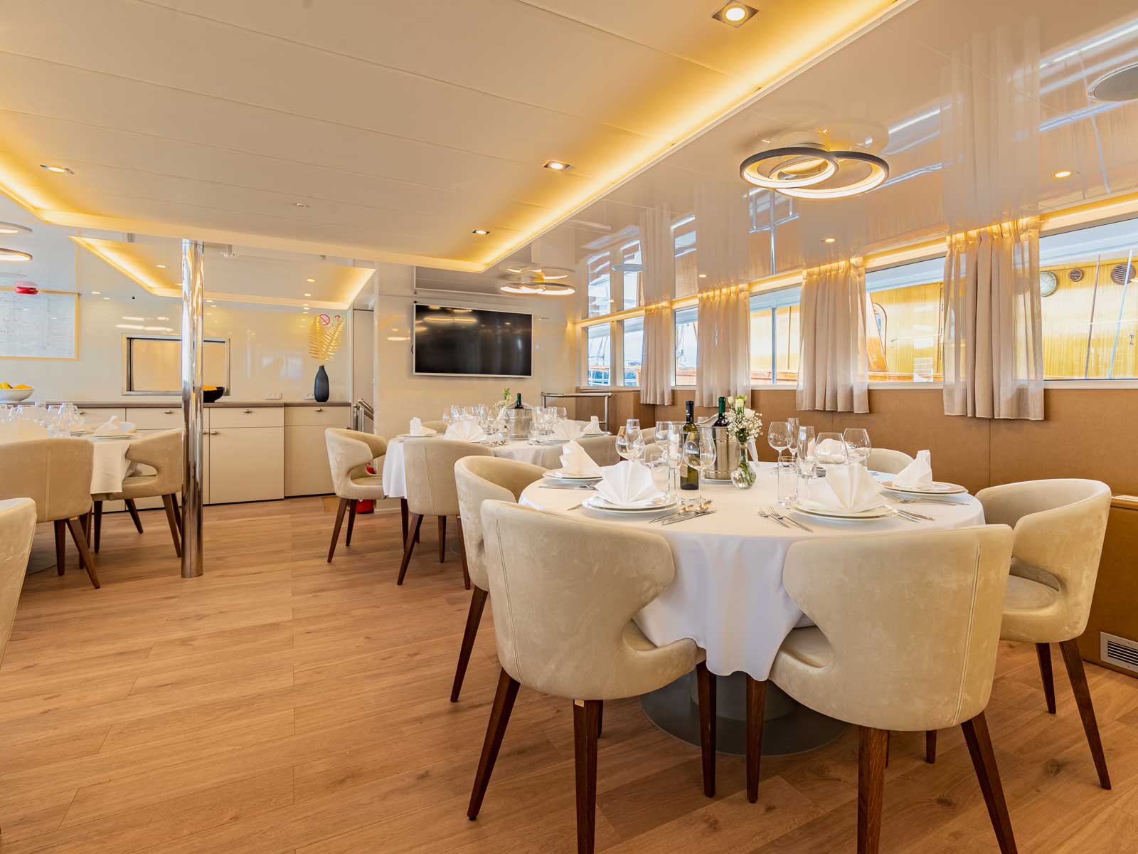 Luxury Motor Yacht — photo 20