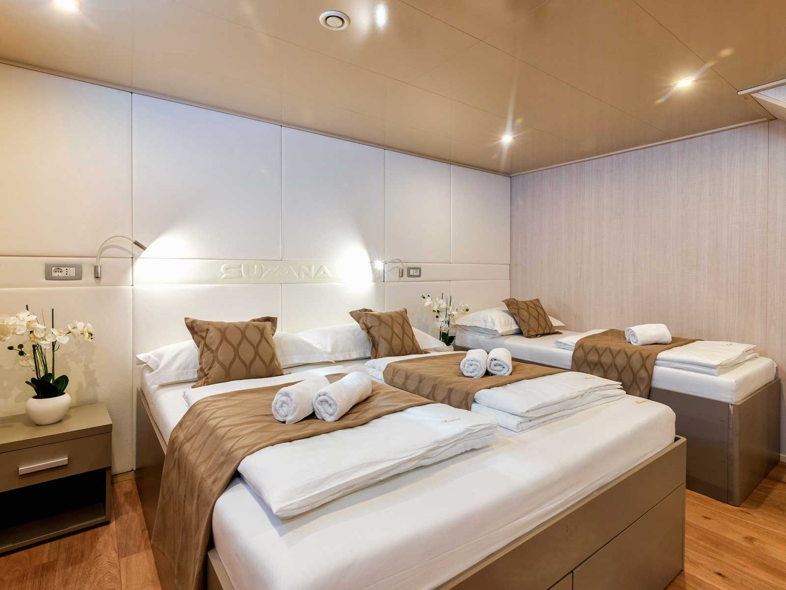 Luxury Motor Yacht — photo 37