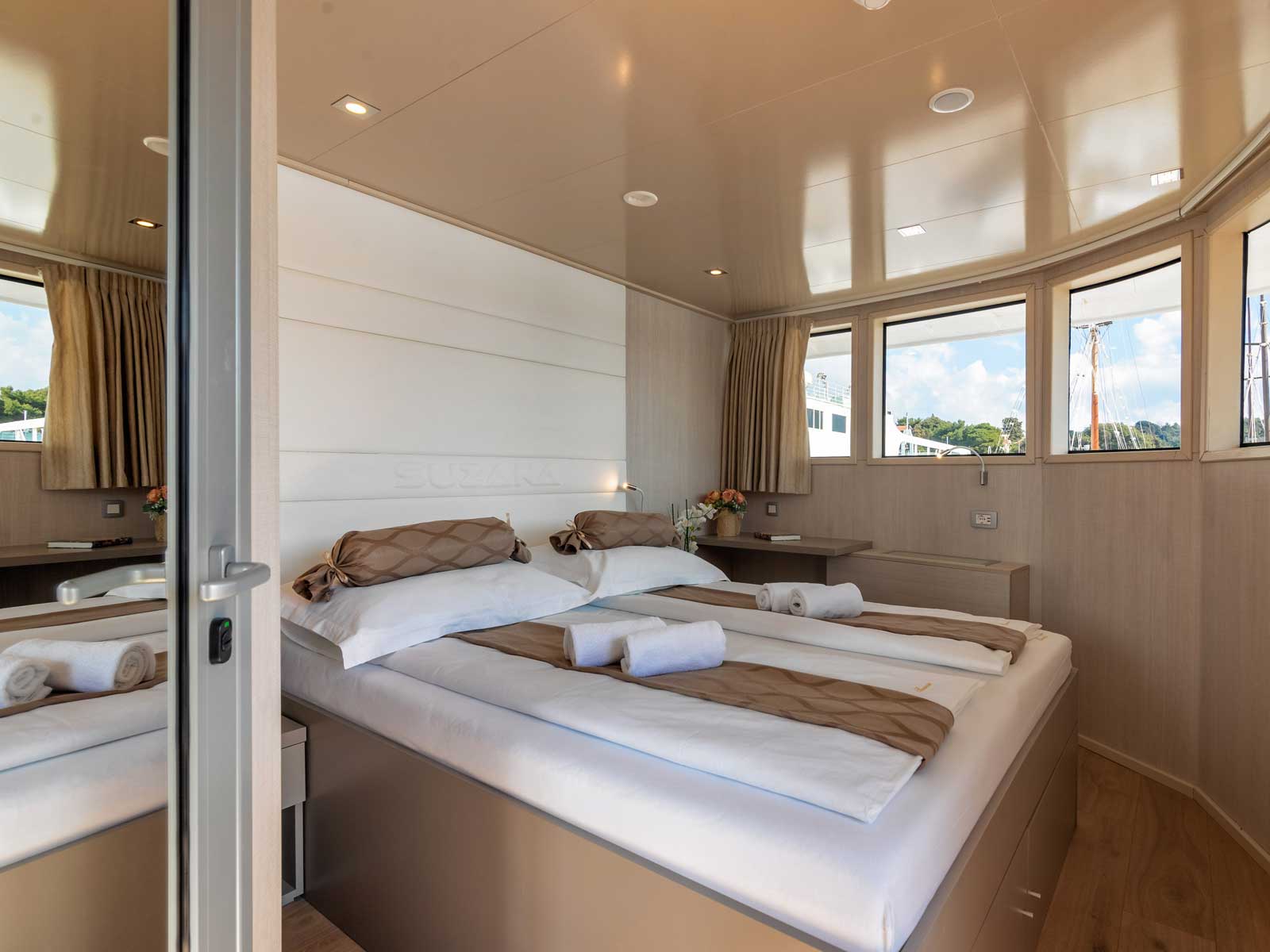 Luxury Motor Yacht — photo 22