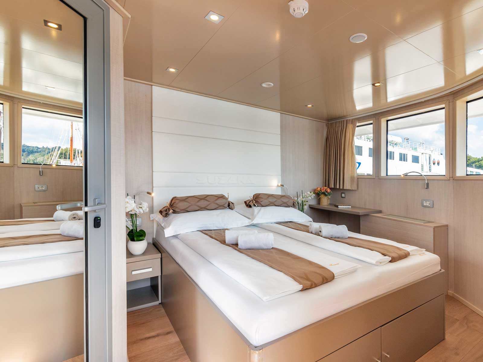 Luxury Motor Yacht — photo 5
