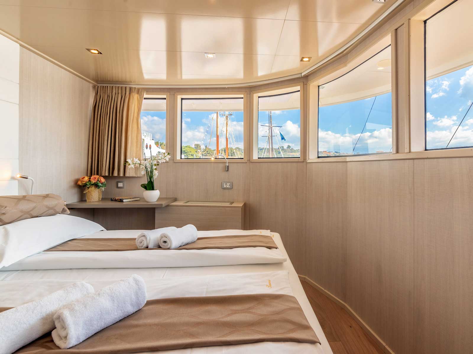 Luxury Motor Yacht — photo 38