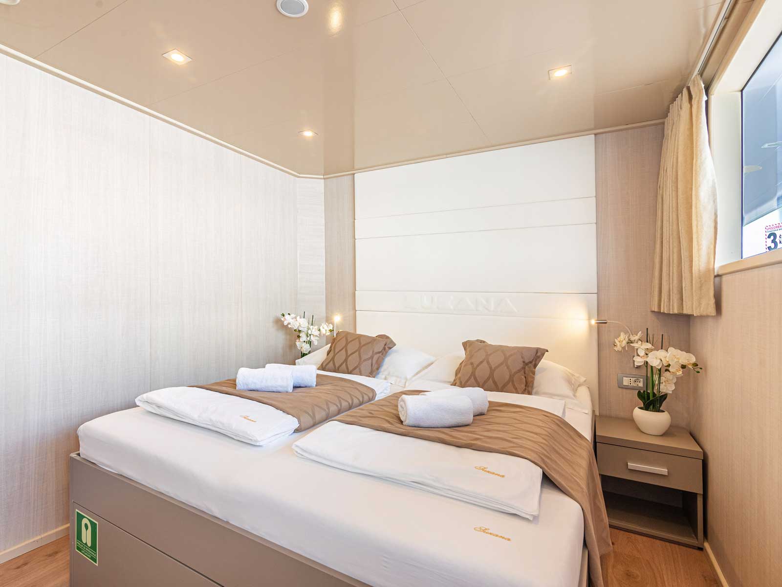 Luxury Motor Yacht — photo 8