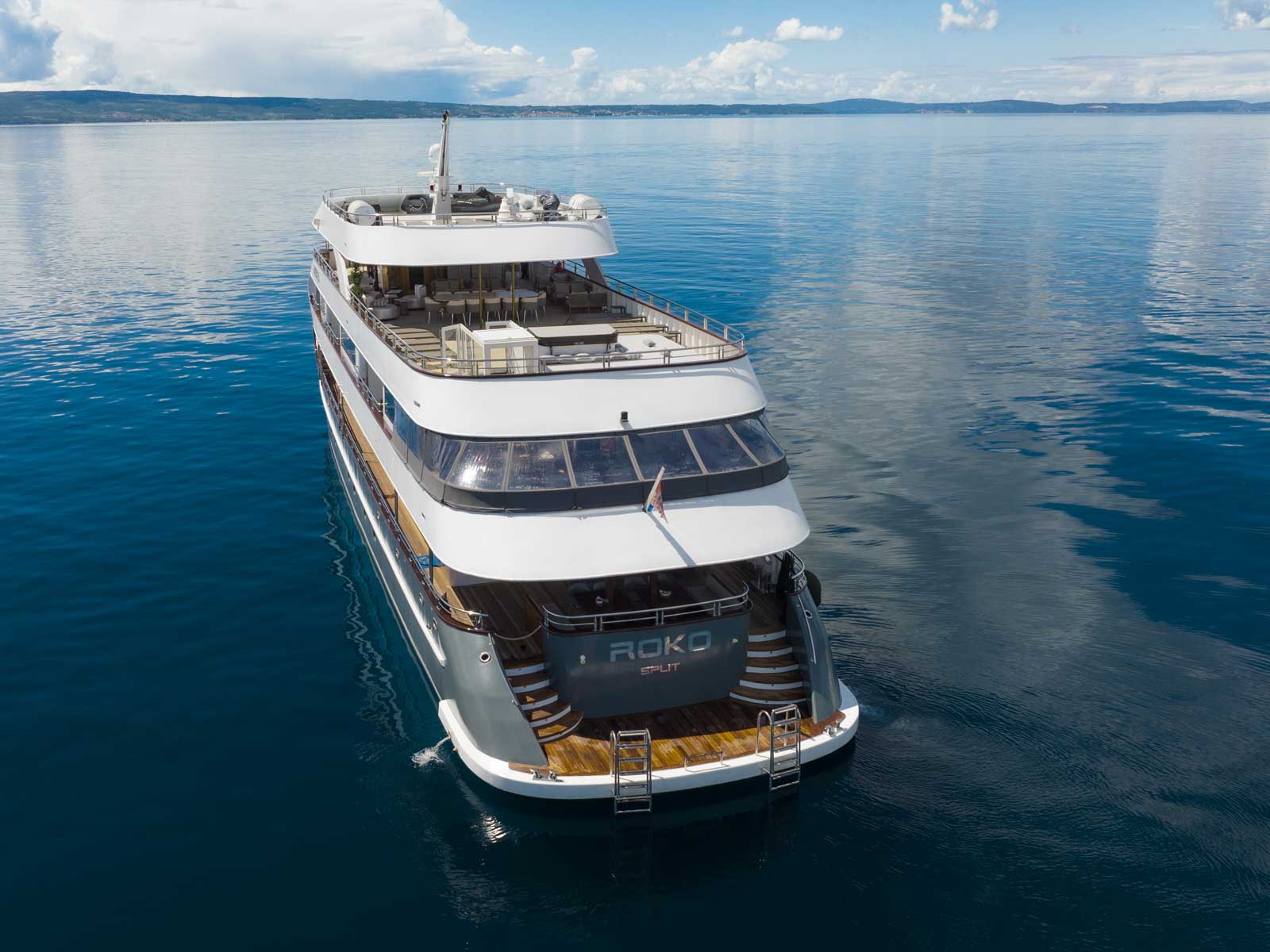 Luxury Motor Yacht — photo 15