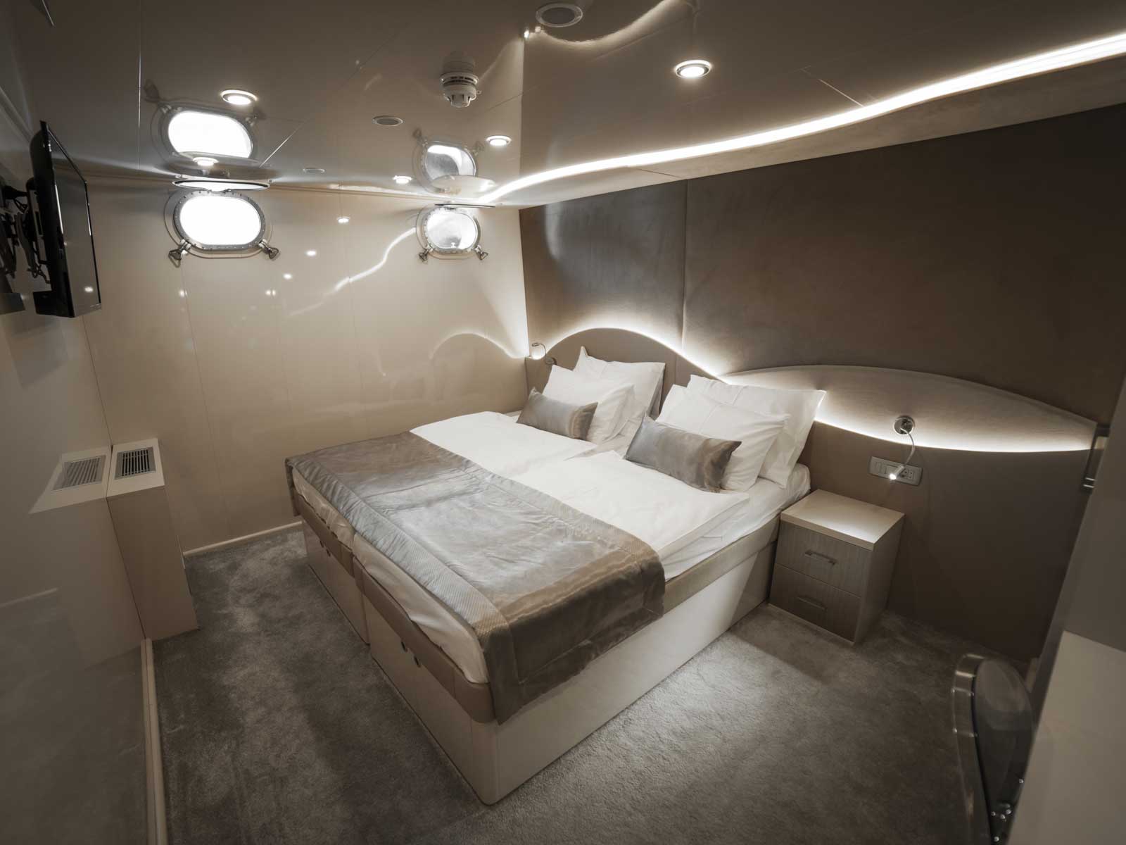 Luxury Motor Yacht — photo 12