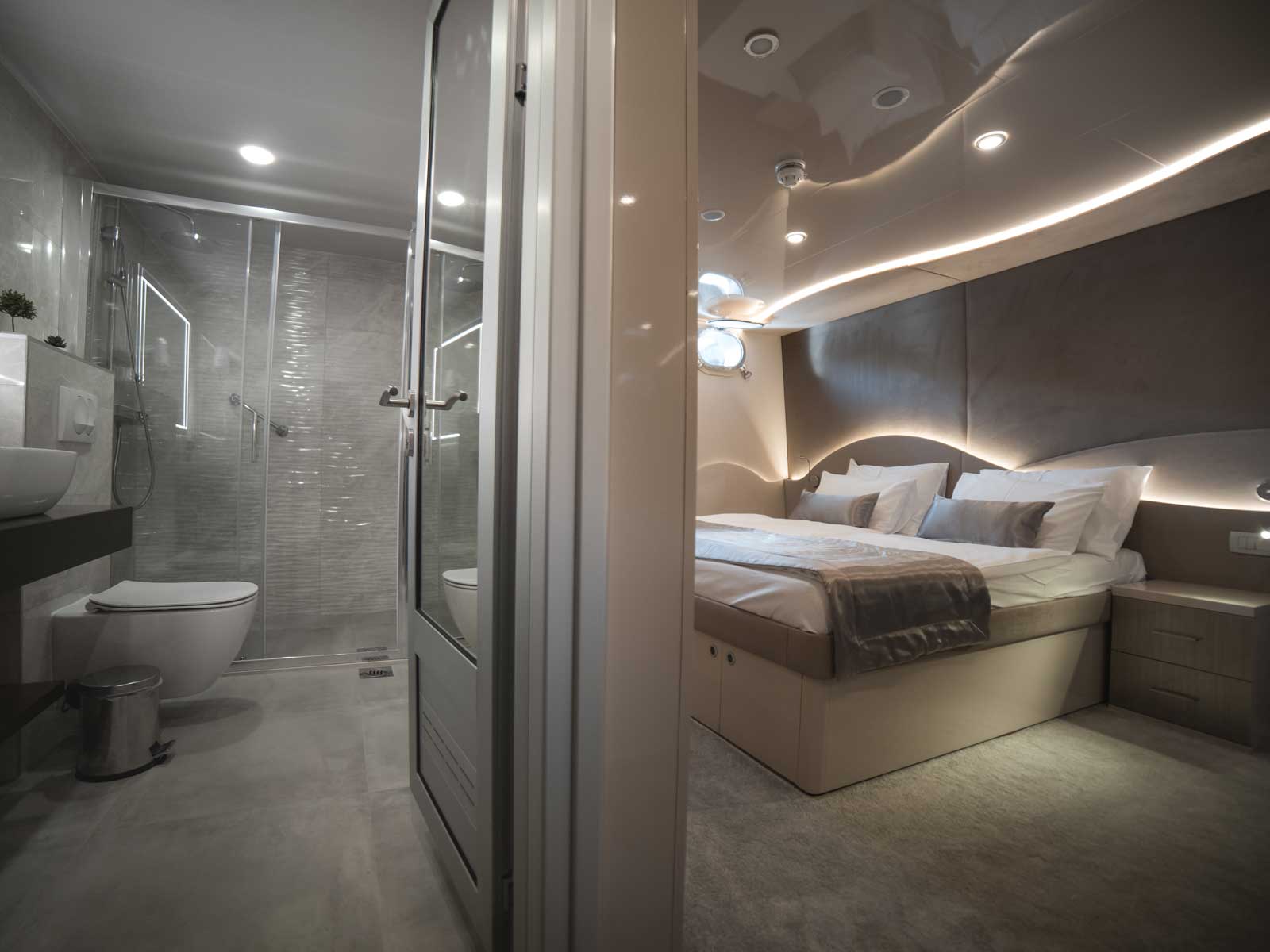Luxury Motor Yacht — photo 27