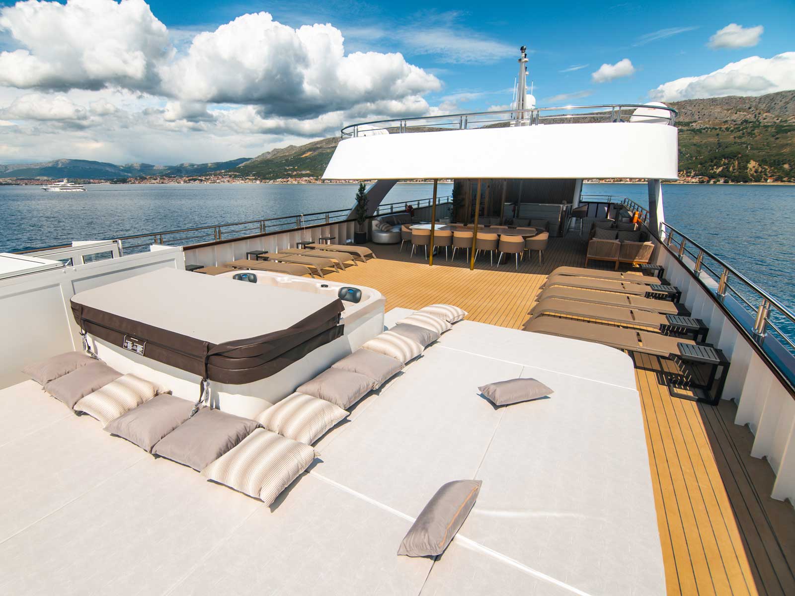 Luxury Motor Yacht — photo 2