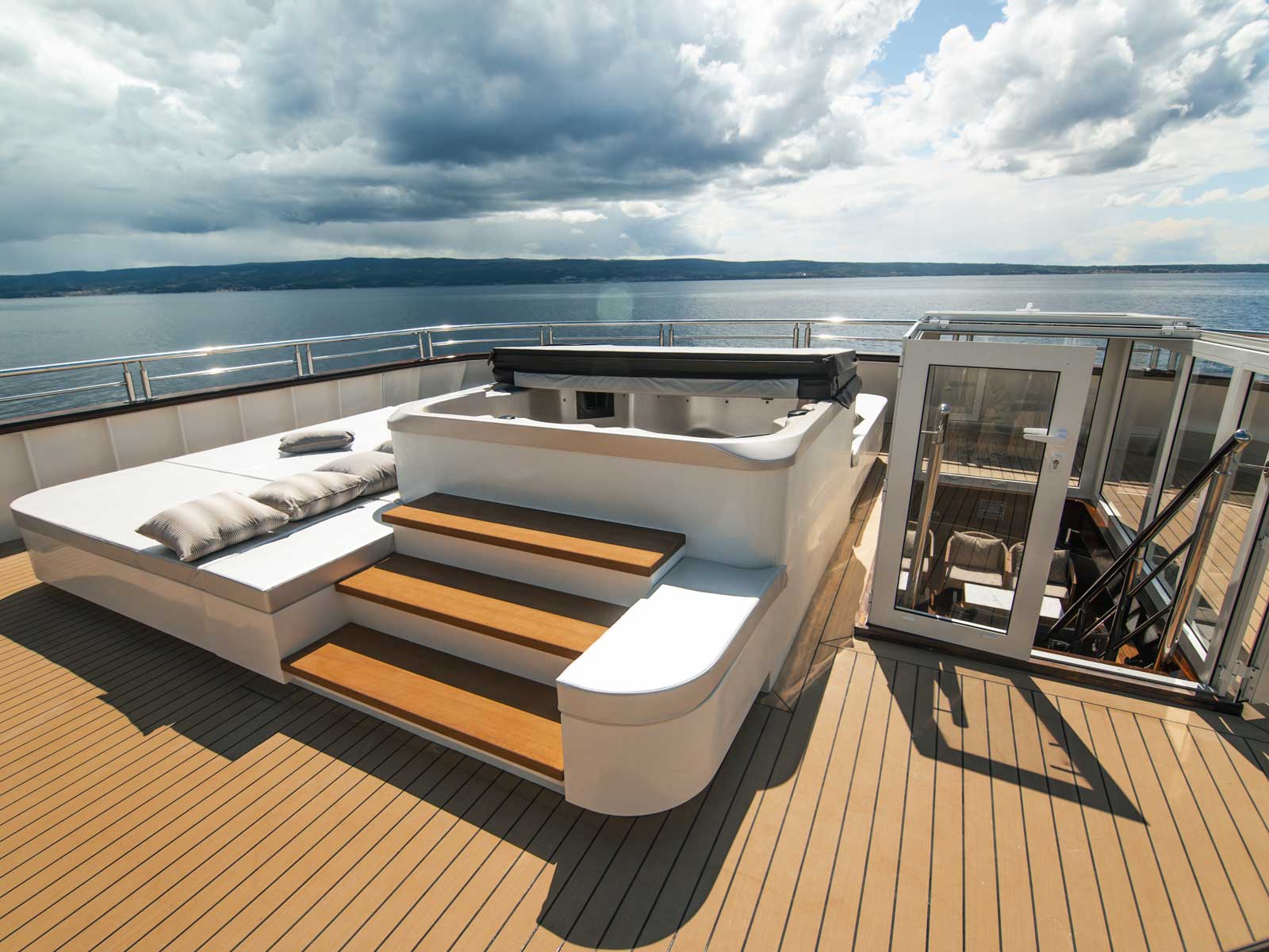 Luxury Motor Yacht — photo 30