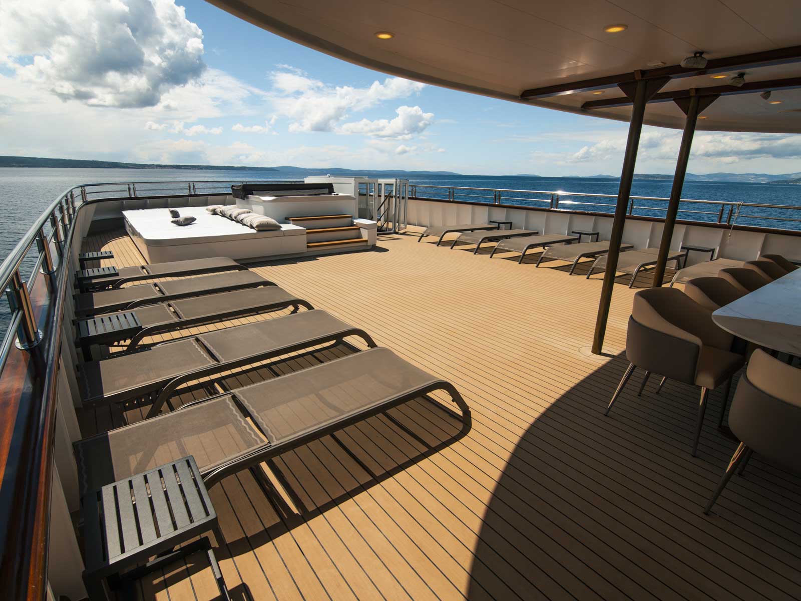 Luxury Motor Yacht — photo 8