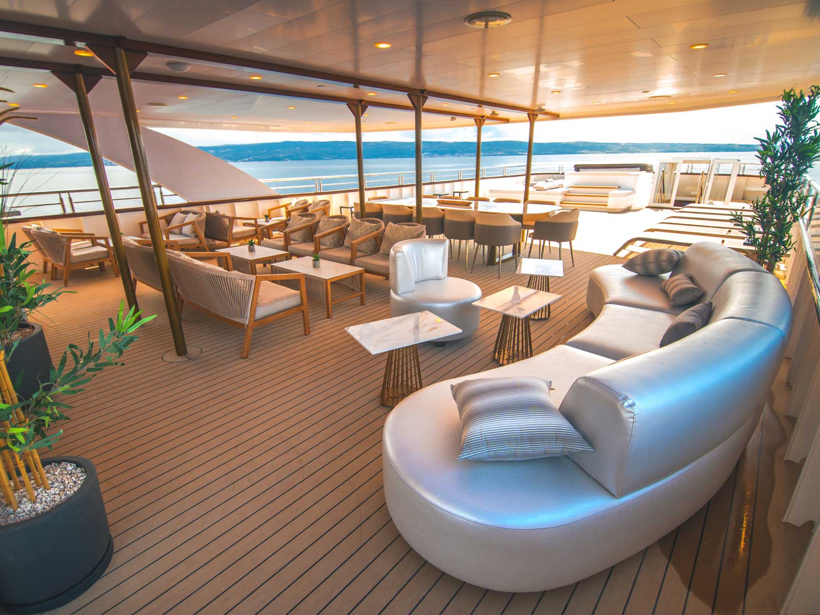 Luxury Motor Yacht — photo 17