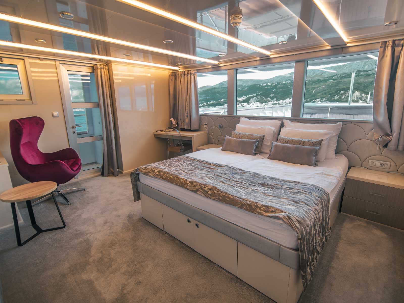 Luxury Motor Yacht — photo 19