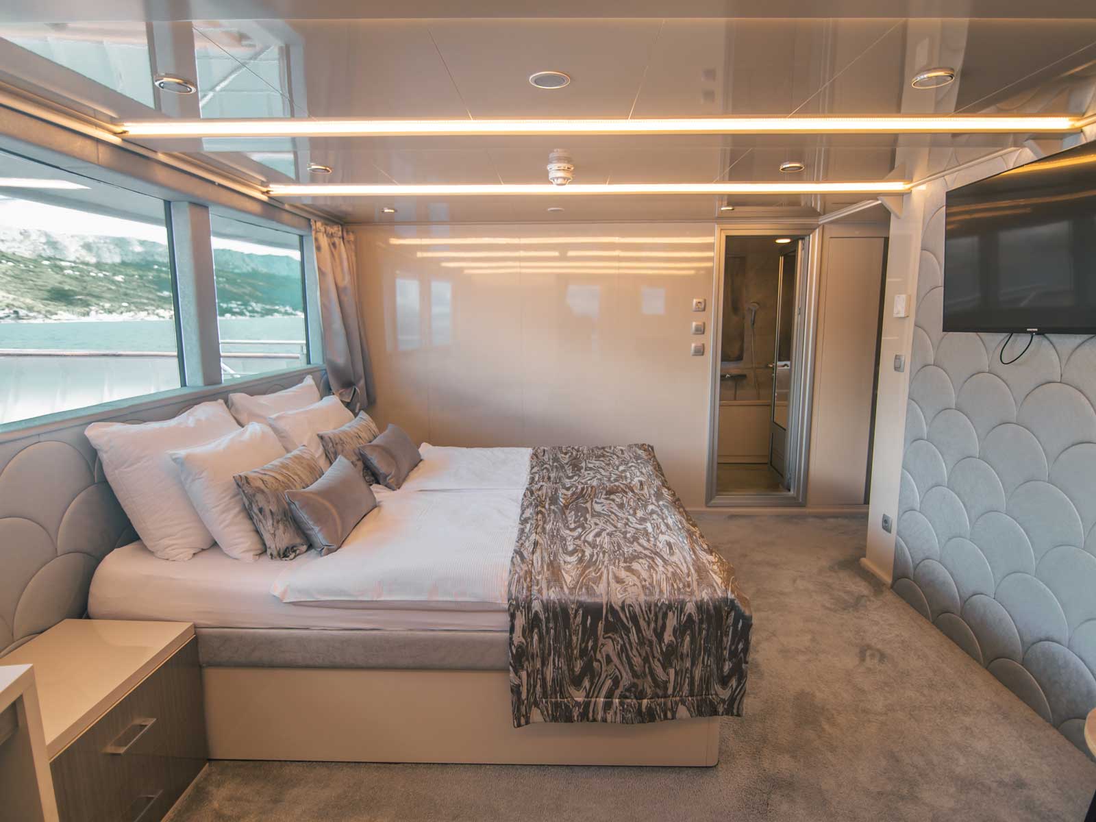 Luxury Motor Yacht — photo 7