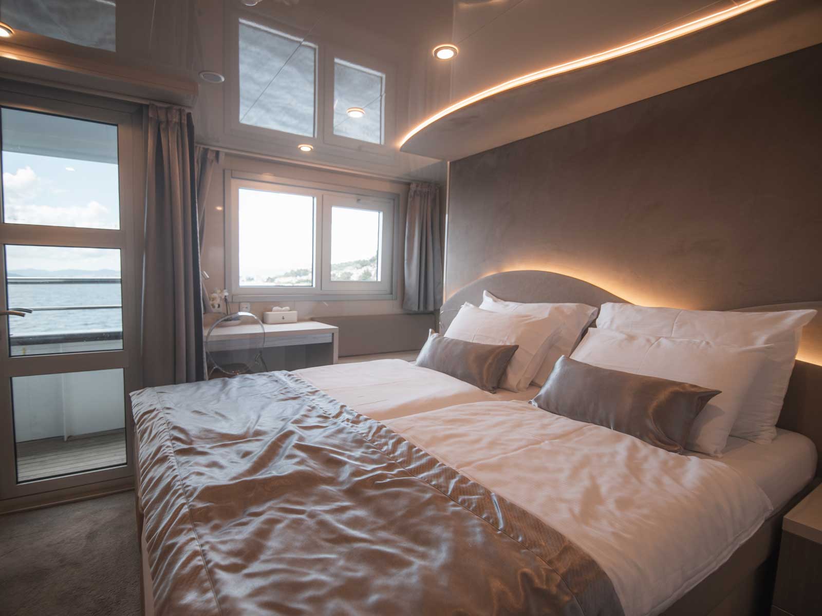 Luxury Motor Yacht — photo 29