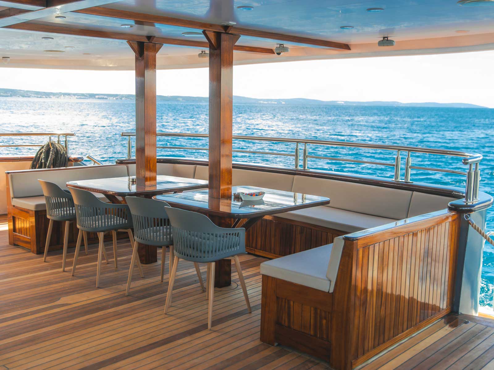 Luxury Motor Yacht — photo 9