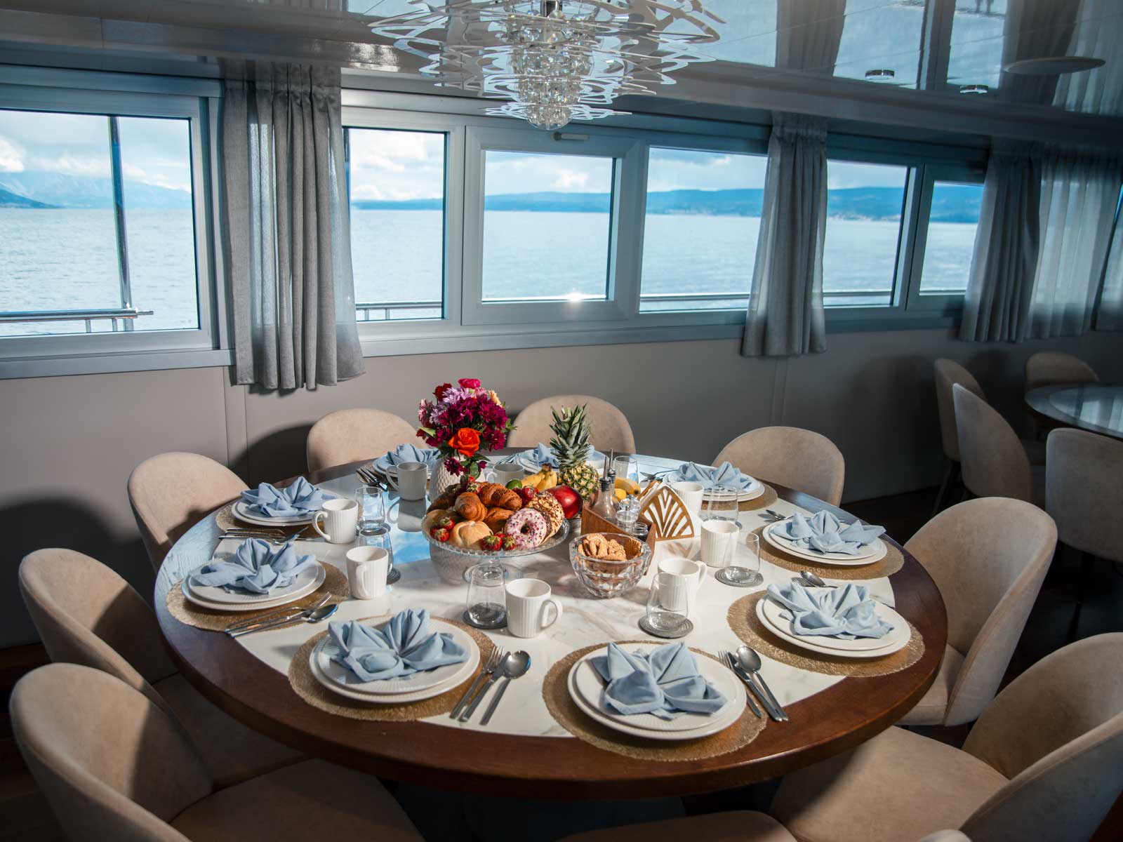 Luxury Motor Yacht — photo 36