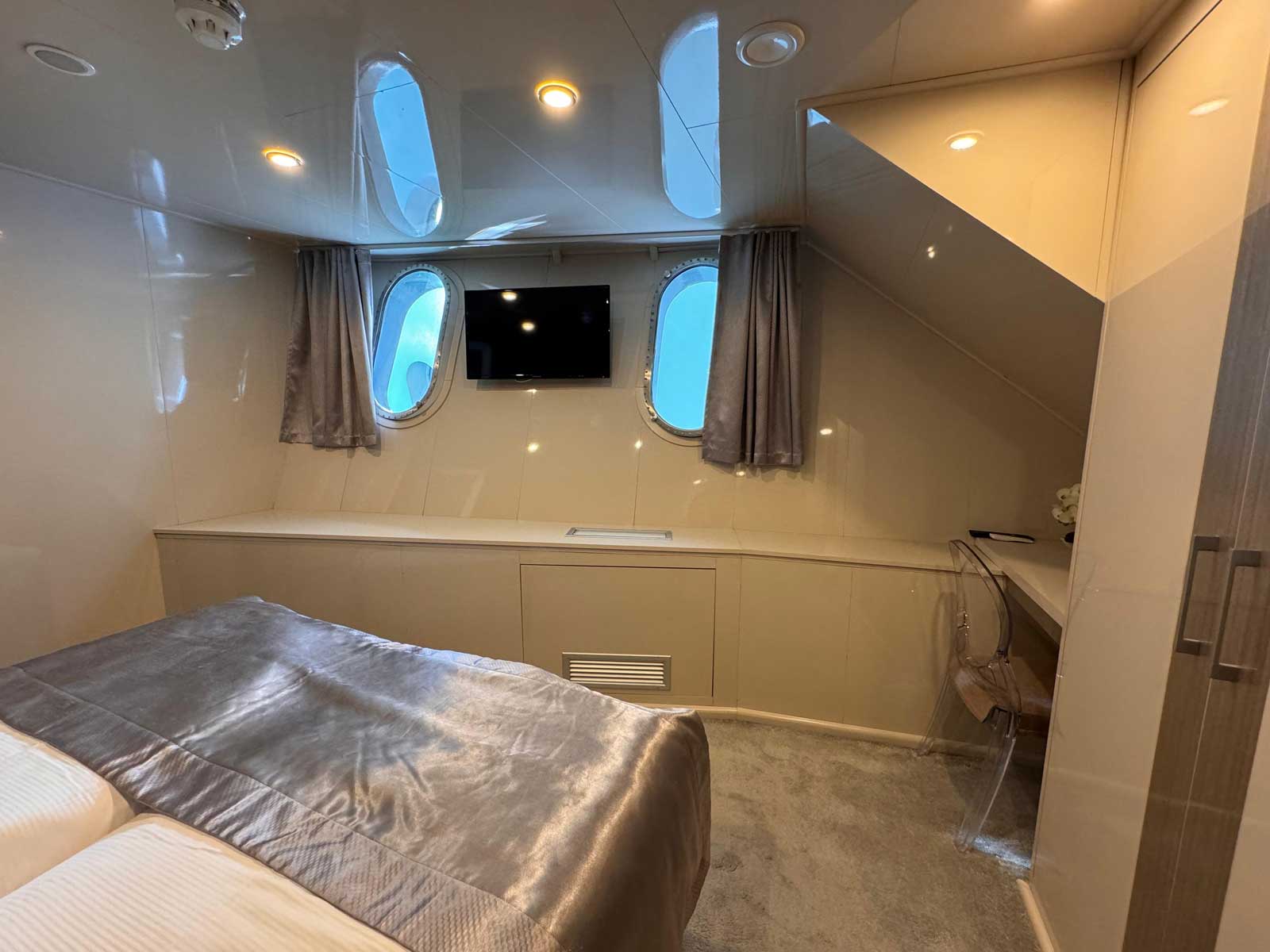 Luxury Motor Yacht — photo 10